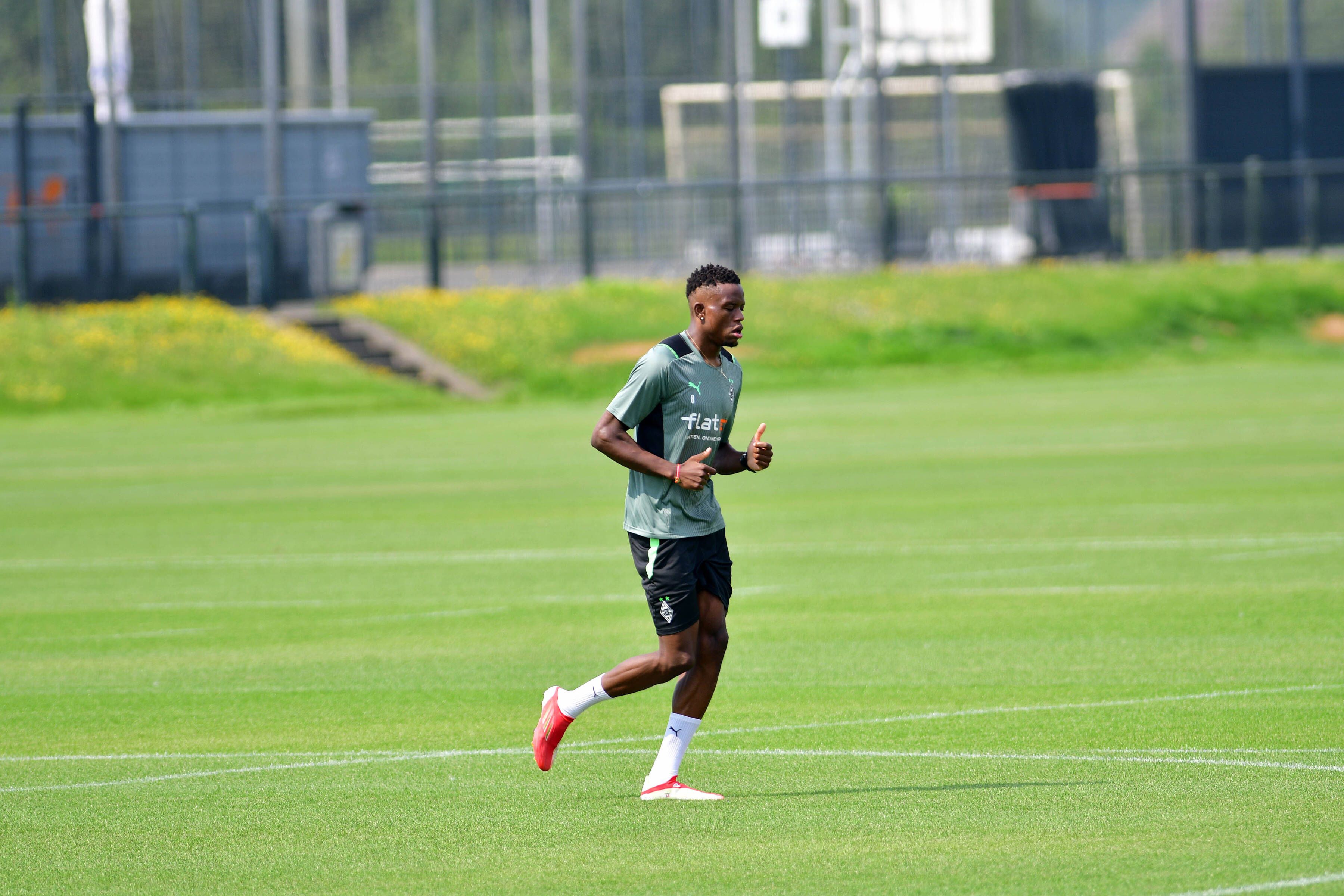 Gladbachs Denis Zakaria läuft im Gladbach-Trikot über den grünen Fußballplatz.