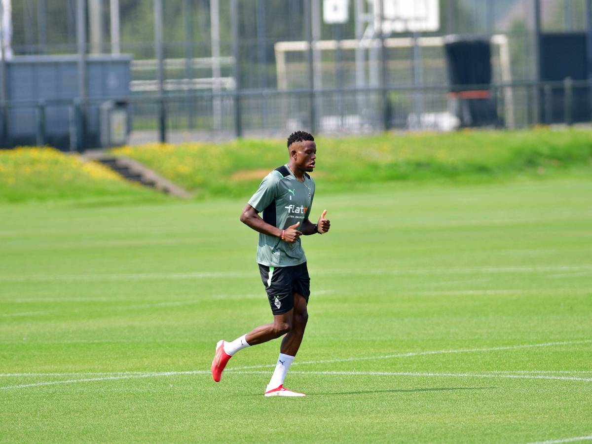 Gladbachs Denis Zakaria läuft im Gladbach-Trikot über den grünen Fußballplatz.