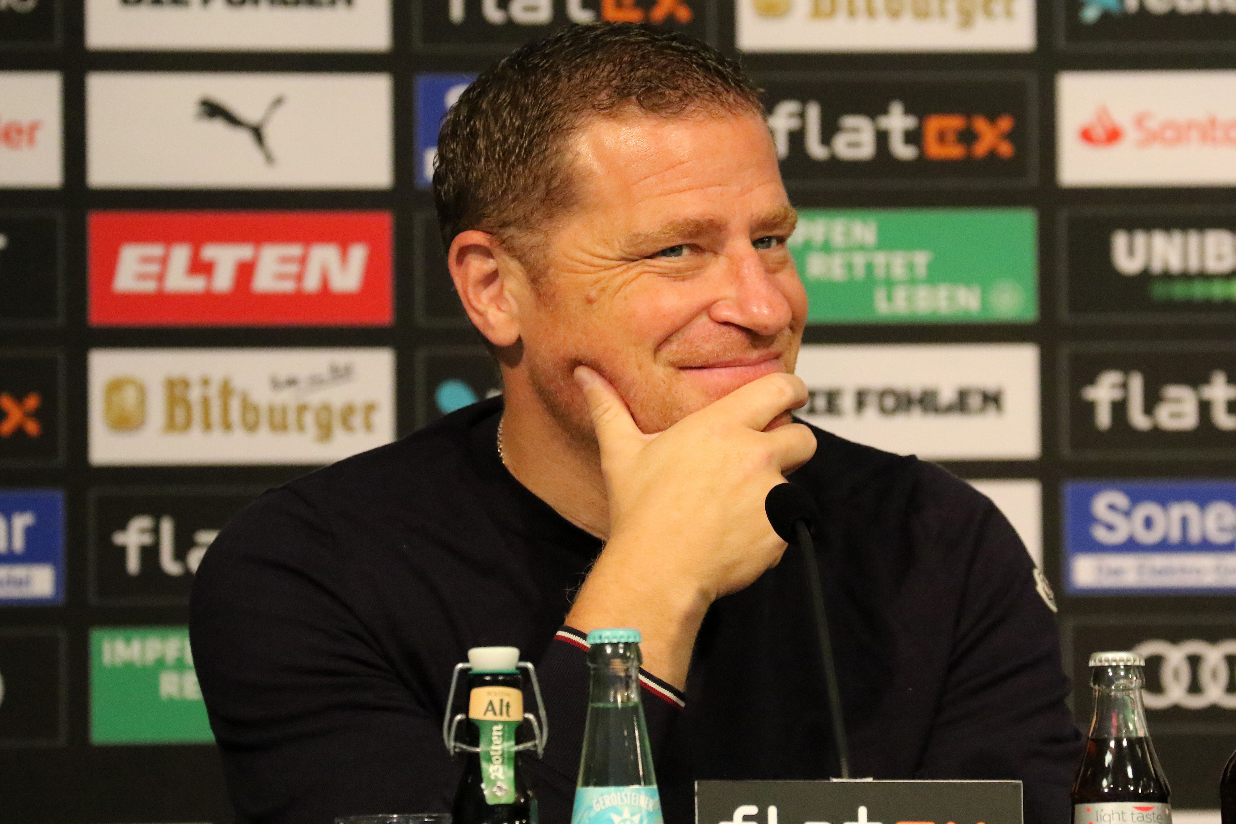 Gladbachs Sportdirektor Max Eberl hat sich auf der Pressekonferenz der Fohlen am 6. August vor dem Spiel beim 1. FC Kaiserslautern zum Geschehen auf dem Transfermarkt geäußert. Auf dem Bild schaut er verschmitzt in die Kamera.
