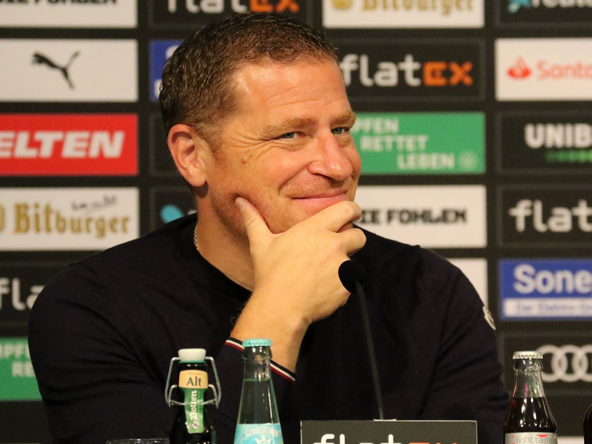 Gladbachs Sportdirektor Max Eberl hat sich auf der Pressekonferenz der Fohlen am 6. August vor dem Spiel beim 1. FC Kaiserslautern zum Geschehen auf dem Transfermarkt geäußert. Auf dem Bild schaut er verschmitzt in die Kamera.