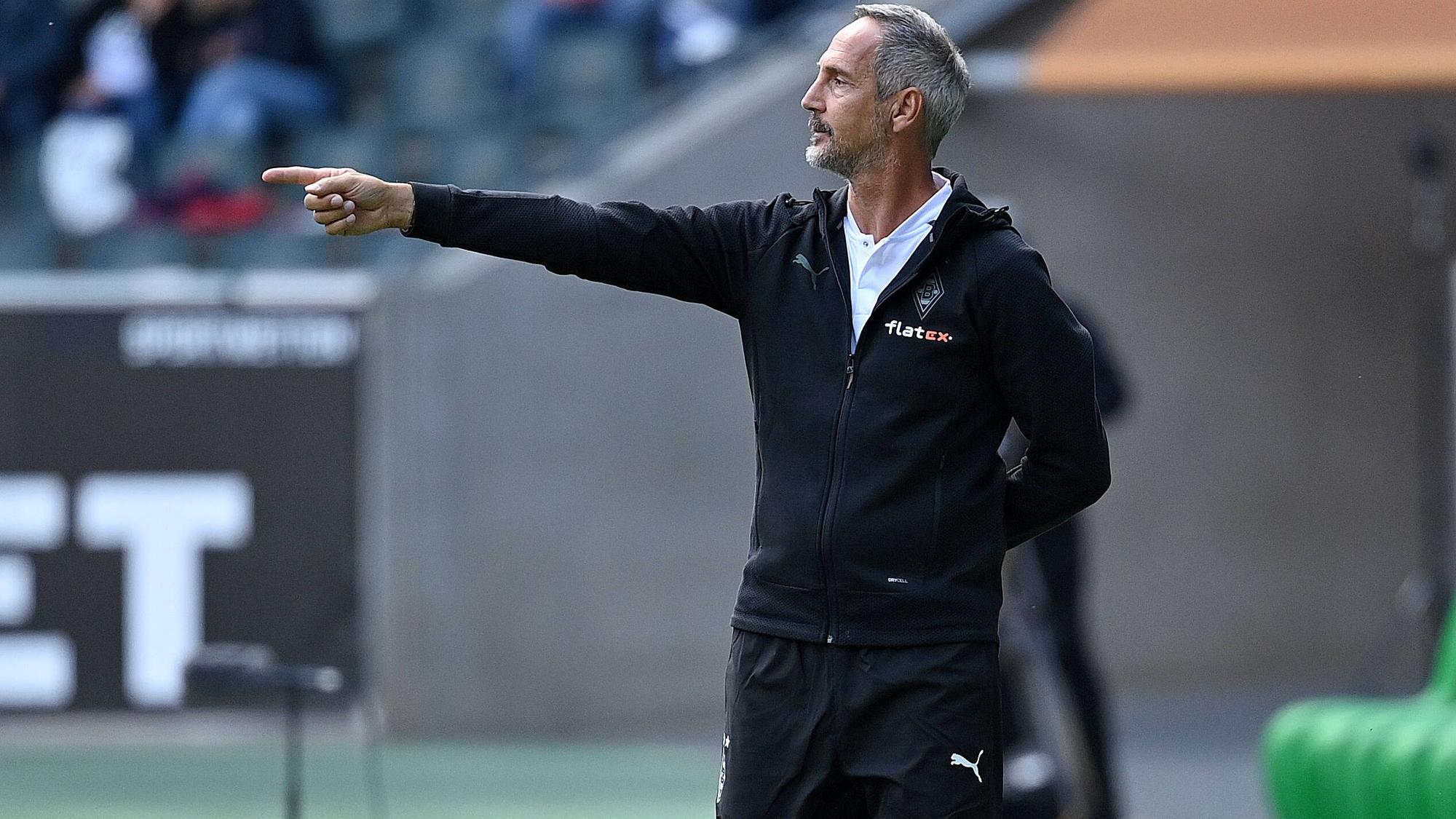 Adi Hütter steht mit ausgestrecktem Arm an der Seitenlinie im Testspiel der Gladbacher. Mit seinem Finger zeigt er ein Kommando an.