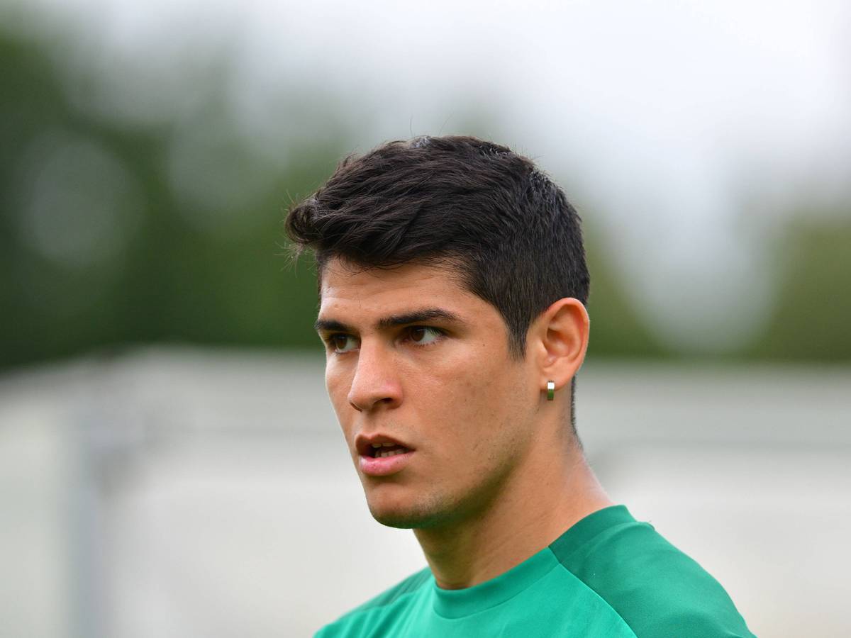 Ex-Gladbacher Julio Villalba schaut am 17. August 2020 im Trainingslager in Harsewinkel-Marienfeld skeptisch.