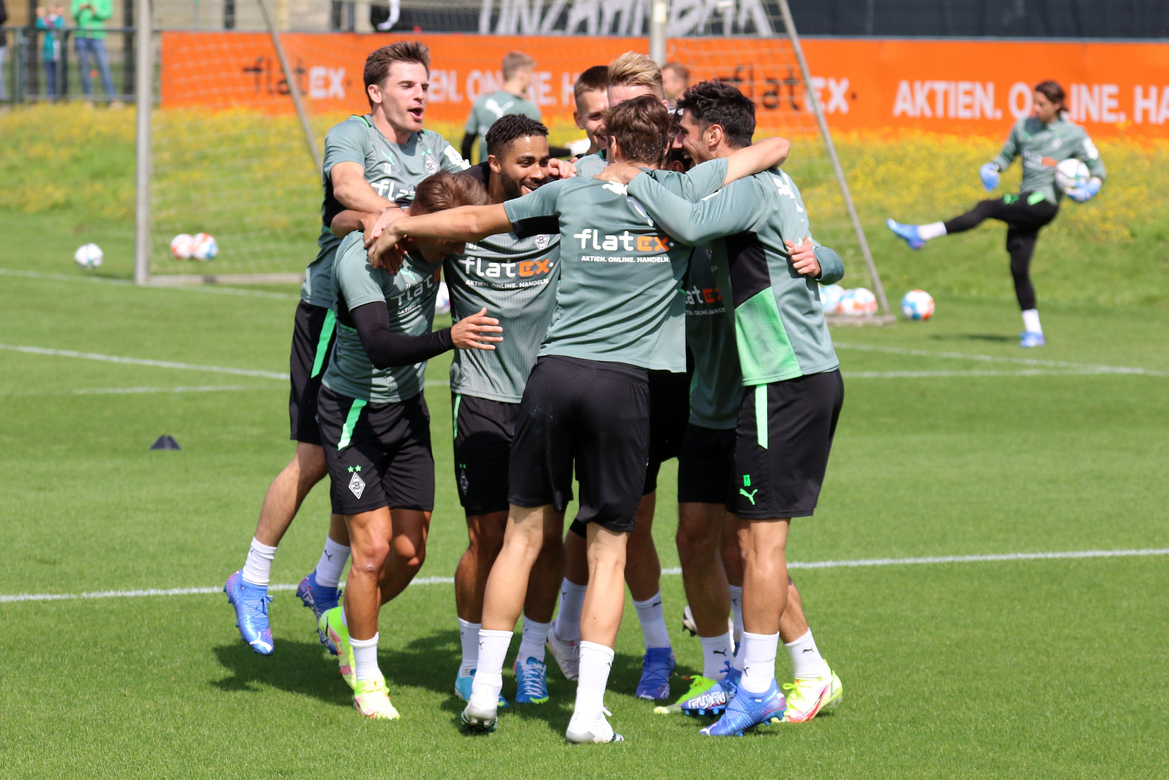Die Gladbacher jubeln bei ihrer Trainingseinheit am 7. August 2021 im Borussia-Park.