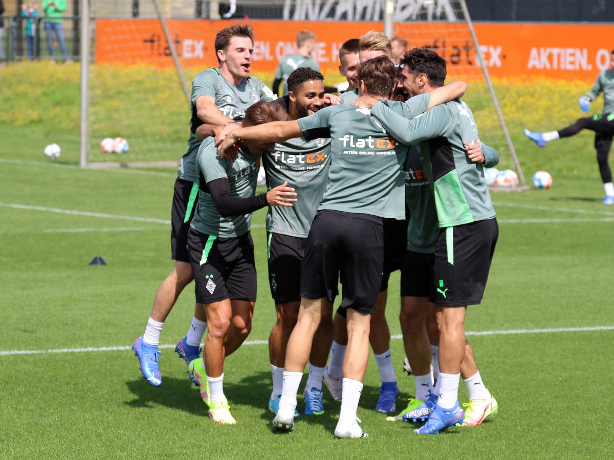 Die Gladbacher jubeln bei ihrer Trainingseinheit am 7. August 2021 im Borussia-Park.