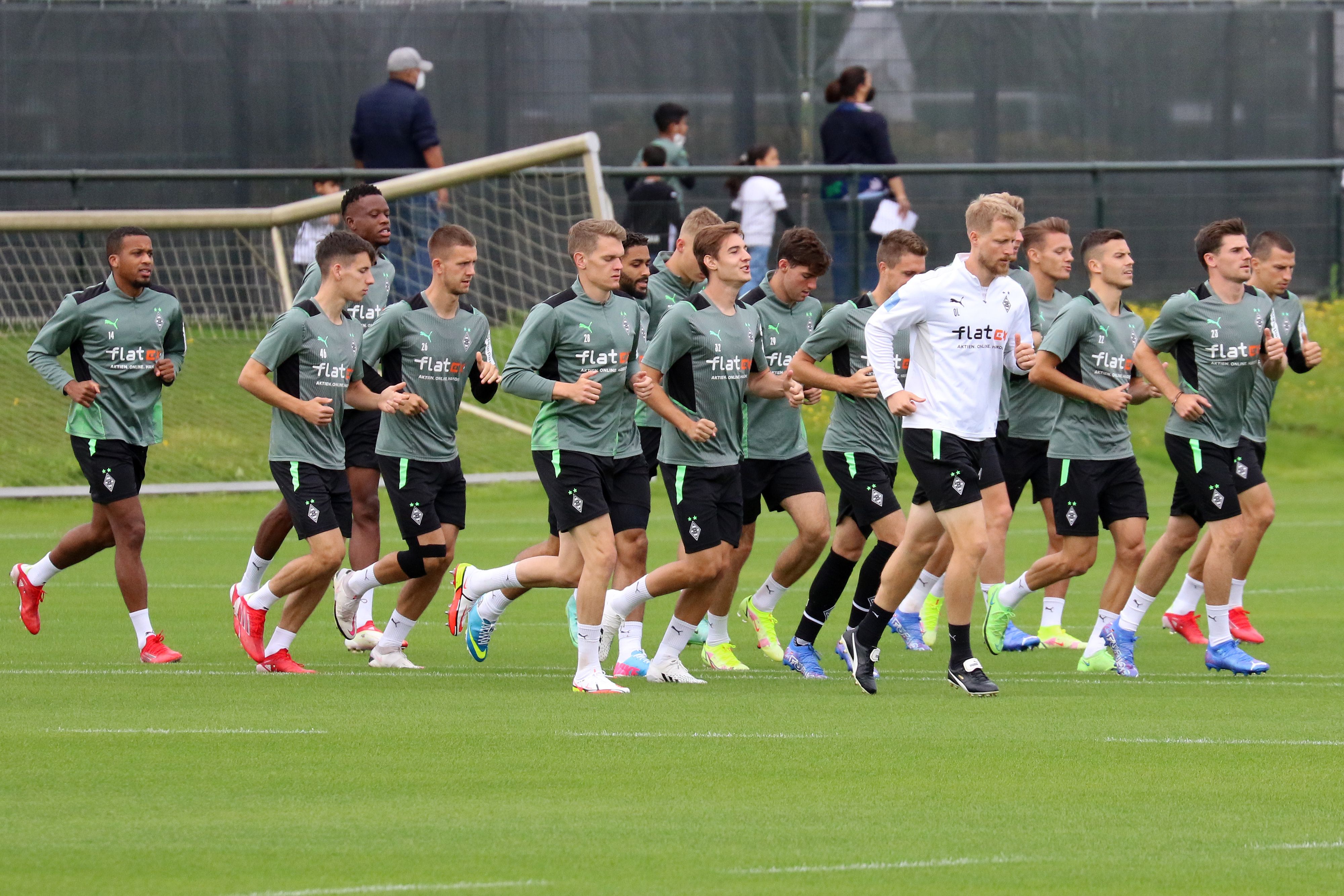 Alassane Plea (l), Luca Netz (mitte) und Jonas Hofmann (r.) trainierten beim Abschlusstraining am Samstag (8. August 2021) im Borussia-Park mit ihren Teamkollegen. Auf dem Bild sieht man die Gruppe beim lockeren Joggen mit einem Athletiktrainer.