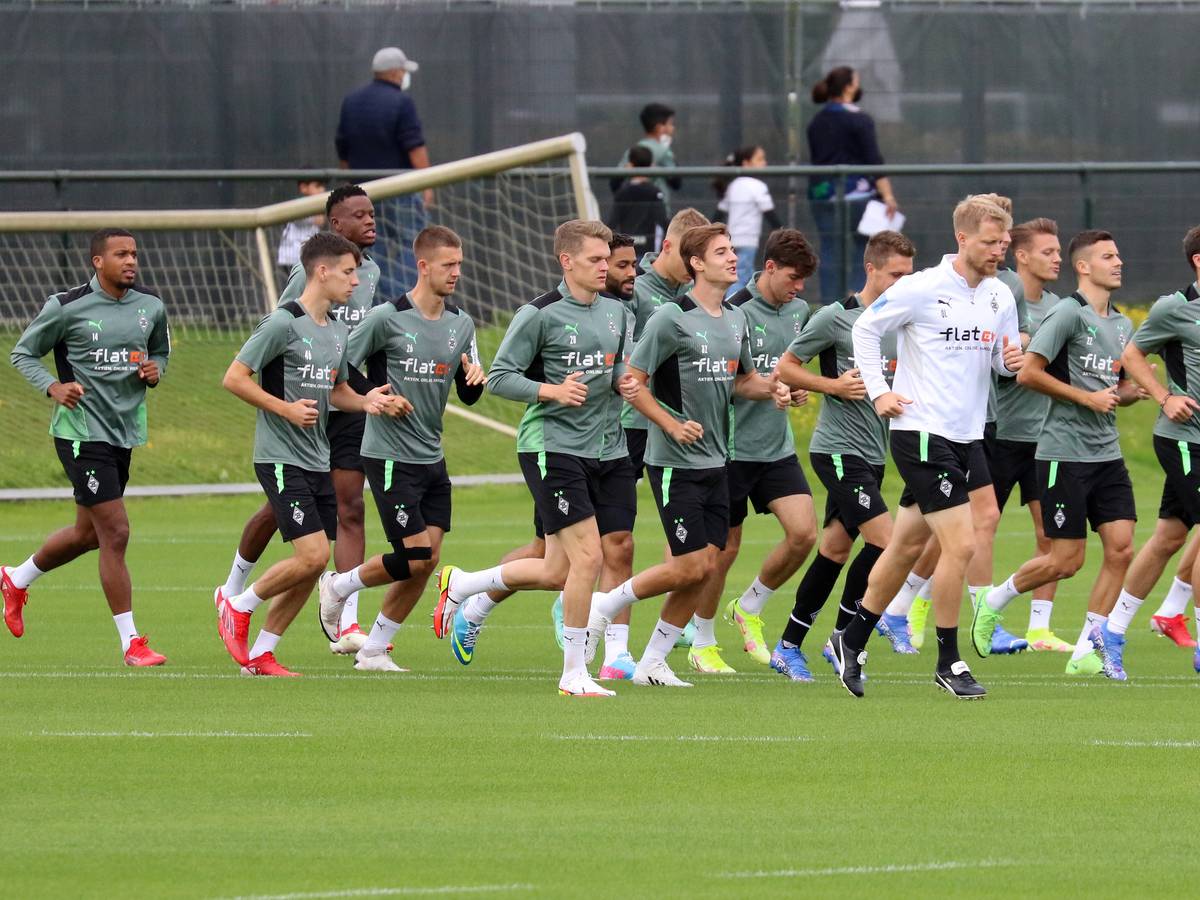 Alassane Plea (l), Luca Netz (mitte) und Jonas Hofmann (r.) trainierten beim Abschlusstraining am Samstag (8. August 2021) im Borussia-Park mit ihren Teamkollegen. Auf dem Bild sieht man die Gruppe beim lockeren Joggen mit einem Athletiktrainer.