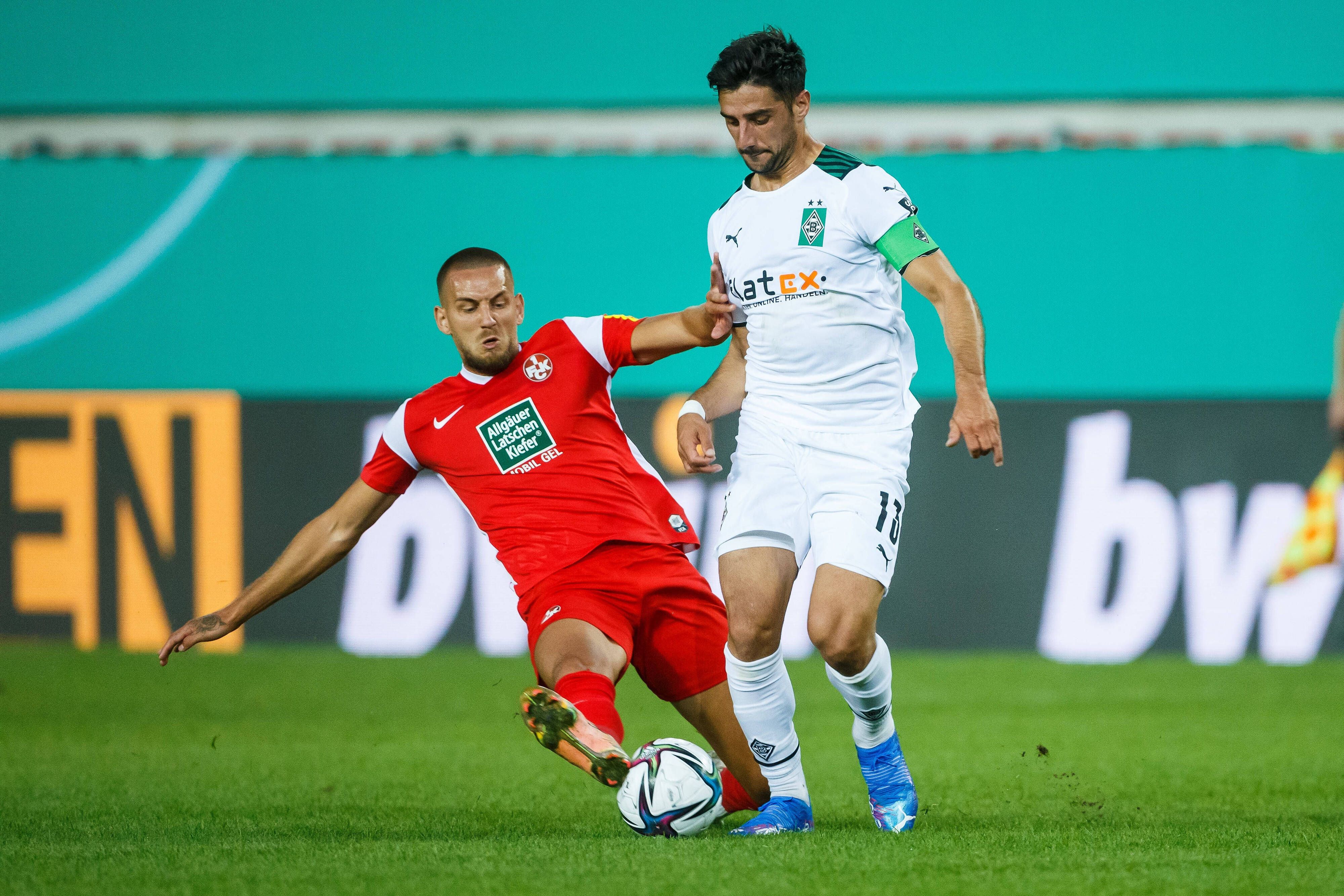Rene Klingenburg (l.) vom 1.FC Kaiserslautern im Zweikampf mit Gladbachs Kapitän Lars Stindl (r.) beim Pokal-Duell am 9. August 2021 auf dem Betzenberg.