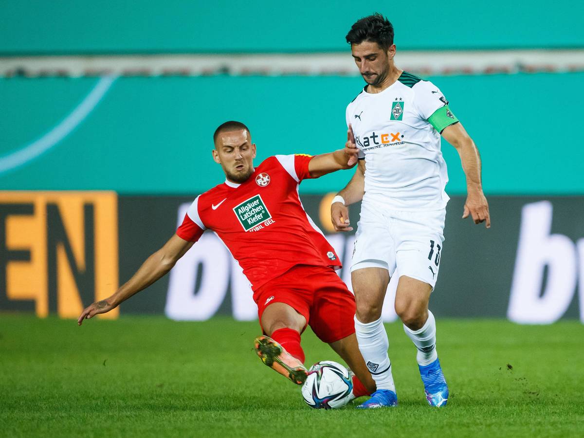 Rene Klingenburg (l.) vom 1.FC Kaiserslautern im Zweikampf mit Gladbachs Kapitän Lars Stindl (r.) beim Pokal-Duell am 9. August 2021 auf dem Betzenberg.