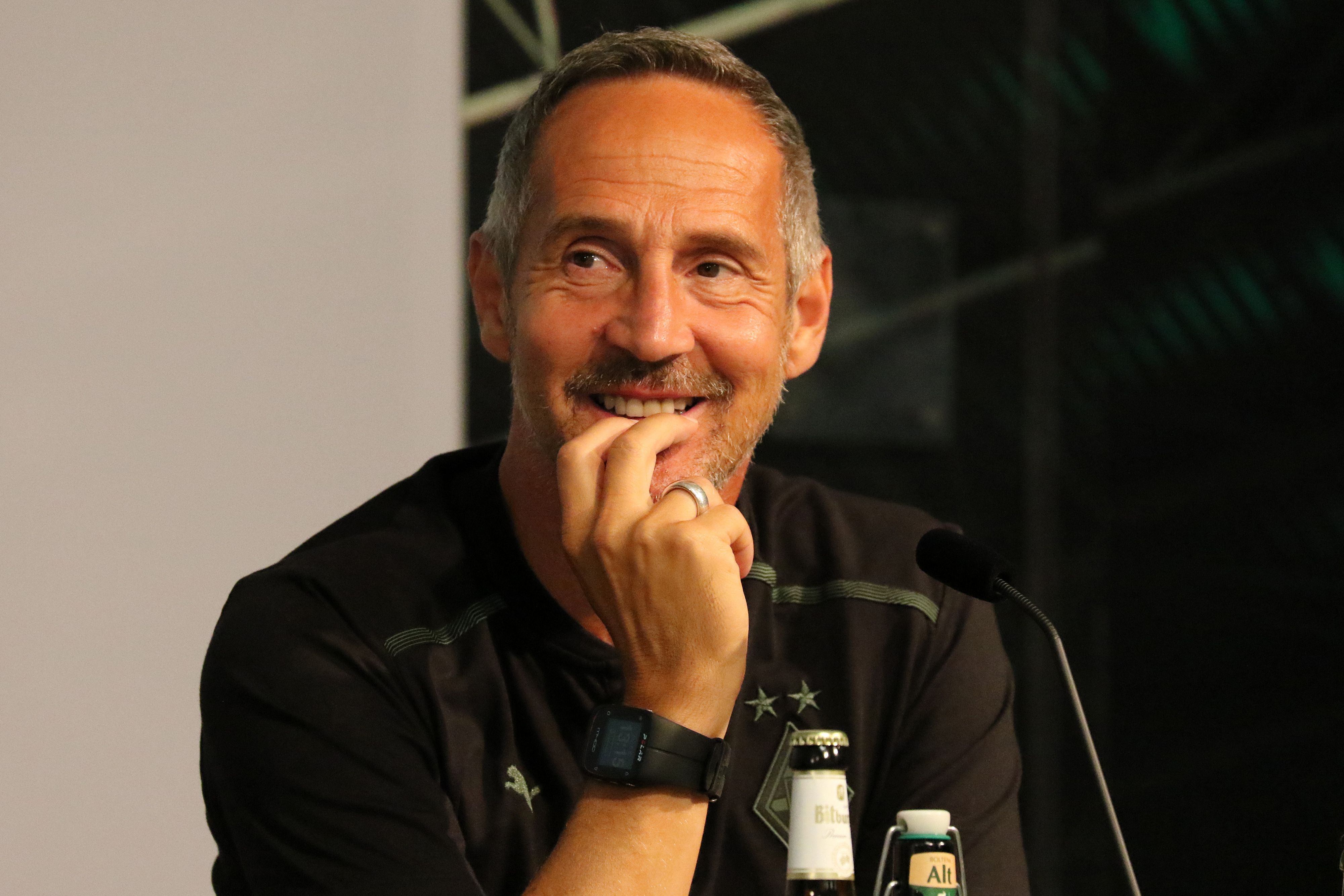 Gladbach-Trainer Adi Hütter bei der Pressekonferenz der Fohlen am 6. August 2021 vor dem DFP-Pokal-Spiel beim 1. FC Kaiserslautern lächelnd.