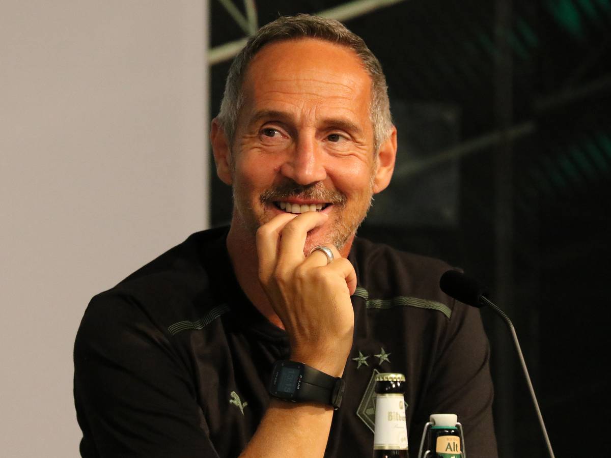 Gladbach-Trainer Adi Hütter bei der Pressekonferenz der Fohlen am 6. August 2021 vor dem DFP-Pokal-Spiel beim 1. FC Kaiserslautern lächelnd.