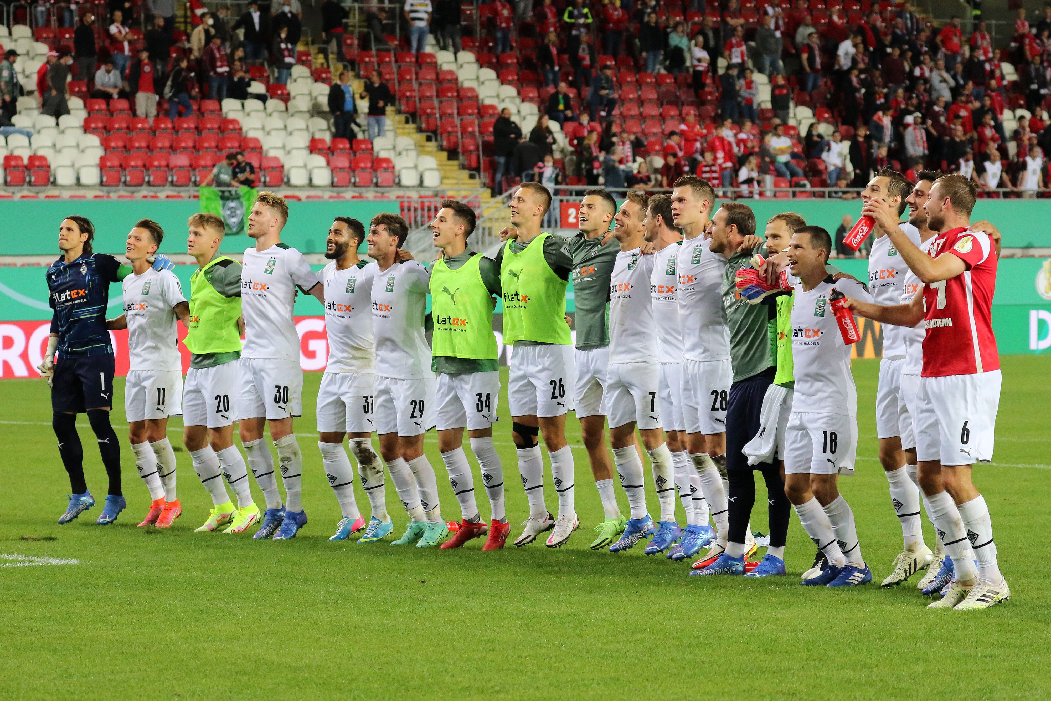Die Gladbacher Mannschaft bejubelt den Einzug in die 2. Runde des DFB-Pokals beim 1. FC Kaiserslautern am 9. August 2021.