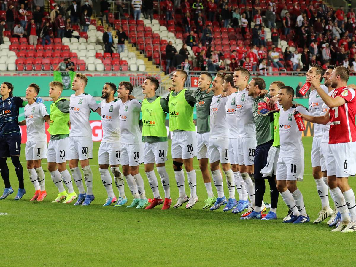 Die Gladbacher Mannschaft bejubelt den Einzug in die 2. Runde des DFB-Pokals beim 1. FC Kaiserslautern am 9. August 2021.