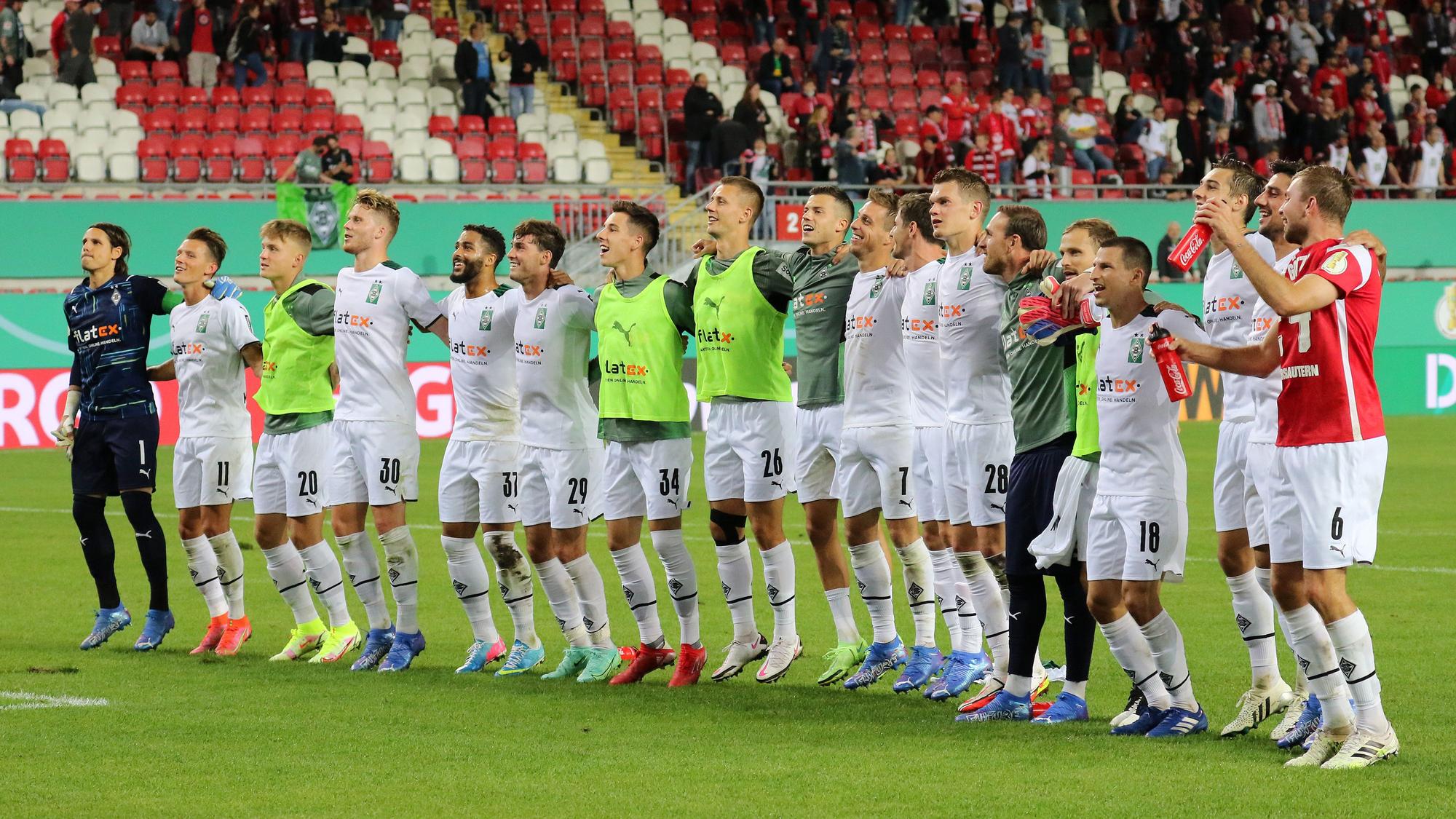 Die Gladbacher Mannschaft bejubelt den Einzug in die 2. Runde des DFB-Pokals beim 1. FC Kaiserslautern am 9. August 2021.
