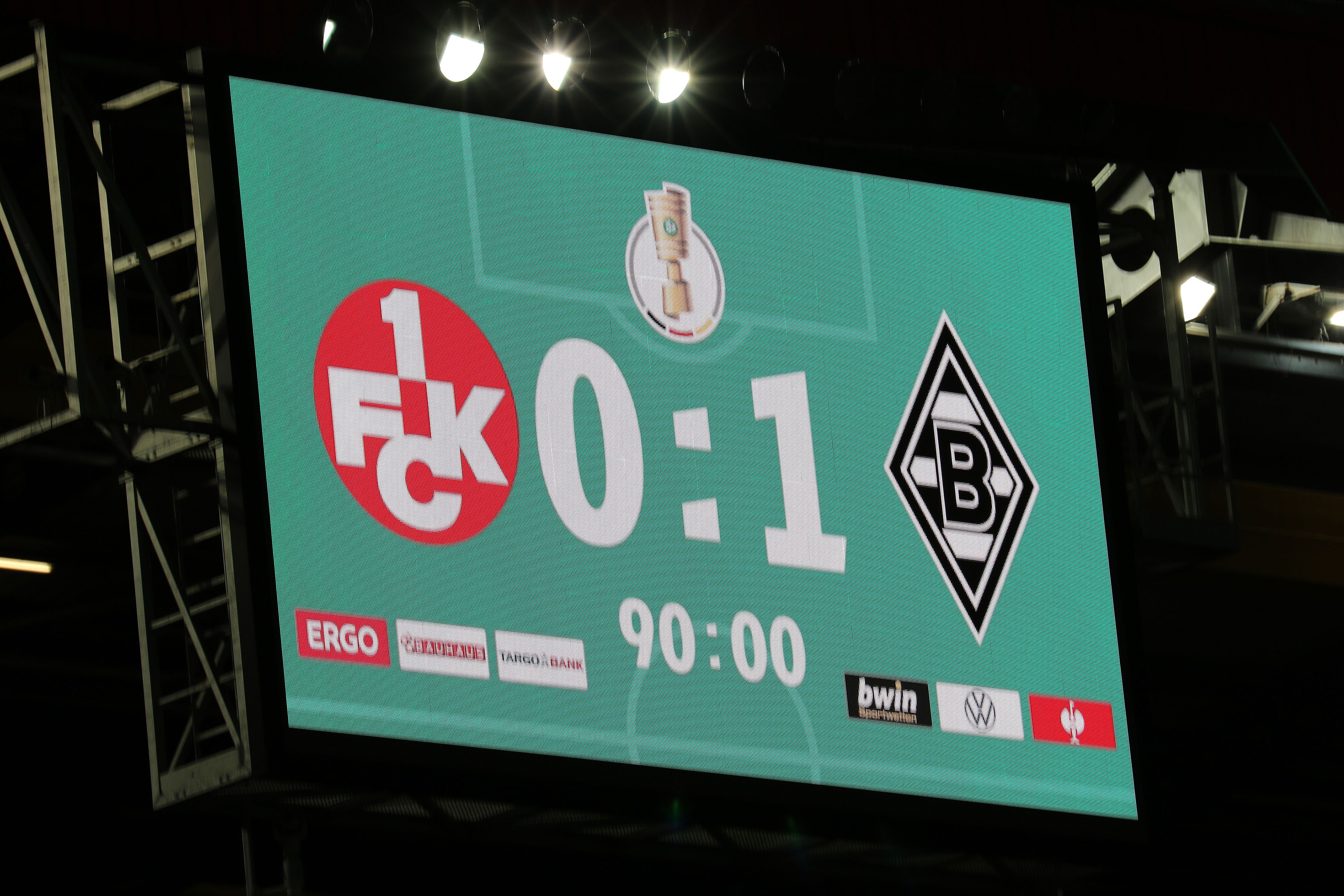 Die Anzeigetafel im Fritz-Walter-Stadion zeigt das Ergebnis von Borussias Pokal-Spiel beim 1. FC Kaiserslautern am 9. August 2021 an.