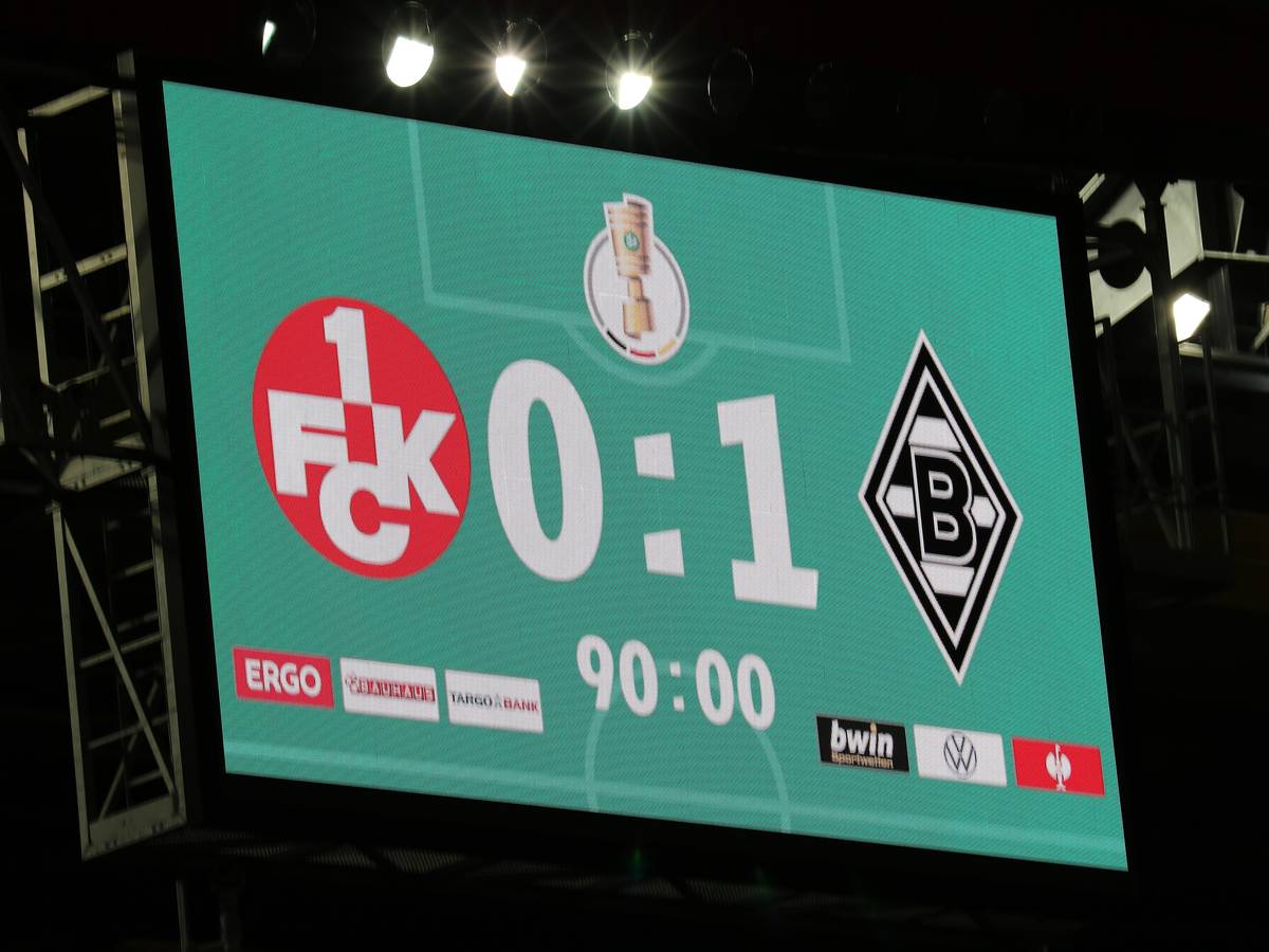 Die Anzeigetafel im Fritz-Walter-Stadion zeigt das Ergebnis von Borussias Pokal-Spiel beim 1. FC Kaiserslautern am 9. August 2021 an.