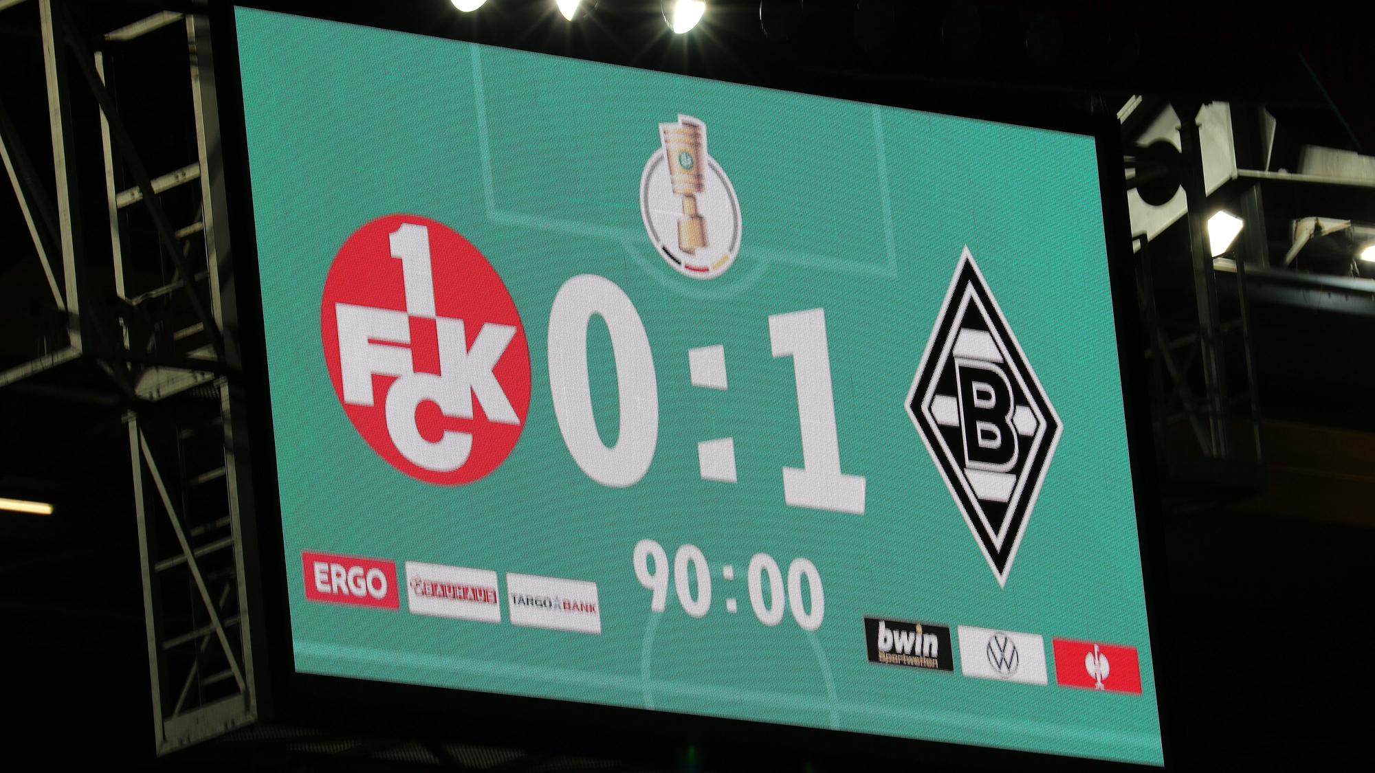 Die Anzeigetafel im Fritz-Walter-Stadion zeigt das Ergebnis von Borussias Pokal-Spiel beim 1. FC Kaiserslautern am 9. August 2021 an.