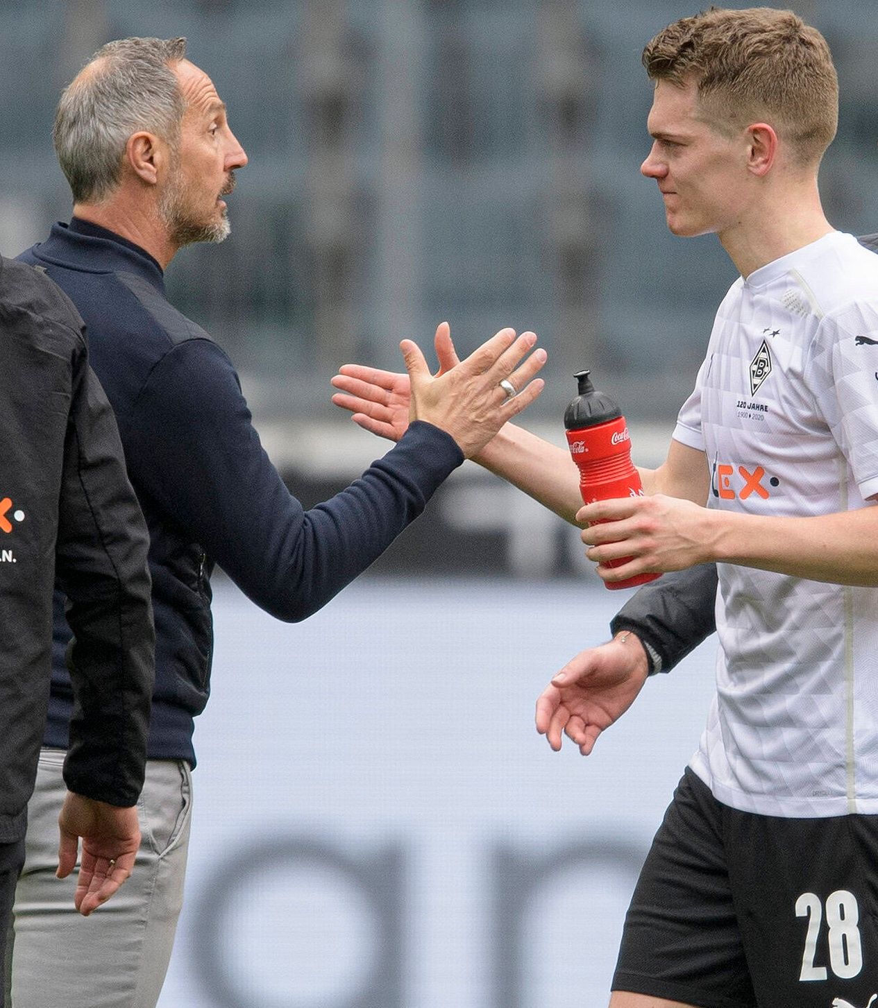 Trainer Adi Hütter (l.), damals noch Coach der Frankfurter Eintracht, klatscht Matthias Ginter von Borussia Mönchengladbach nach dem Spie zwischen Borussia und Eintracht Frankfurt am 17.April 2021 im Borussia-Park ab.