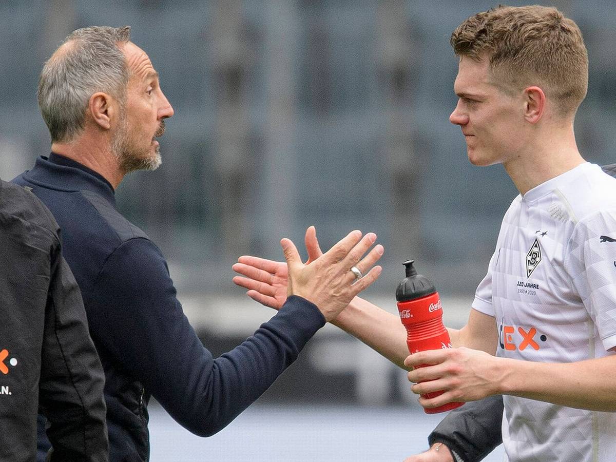 Trainer Adi Hütter (l.), damals noch Coach der Frankfurter Eintracht, klatscht Matthias Ginter von Borussia Mönchengladbach nach dem Spie zwischen Borussia und Eintracht Frankfurt am 17.April 2021 im Borussia-Park ab.