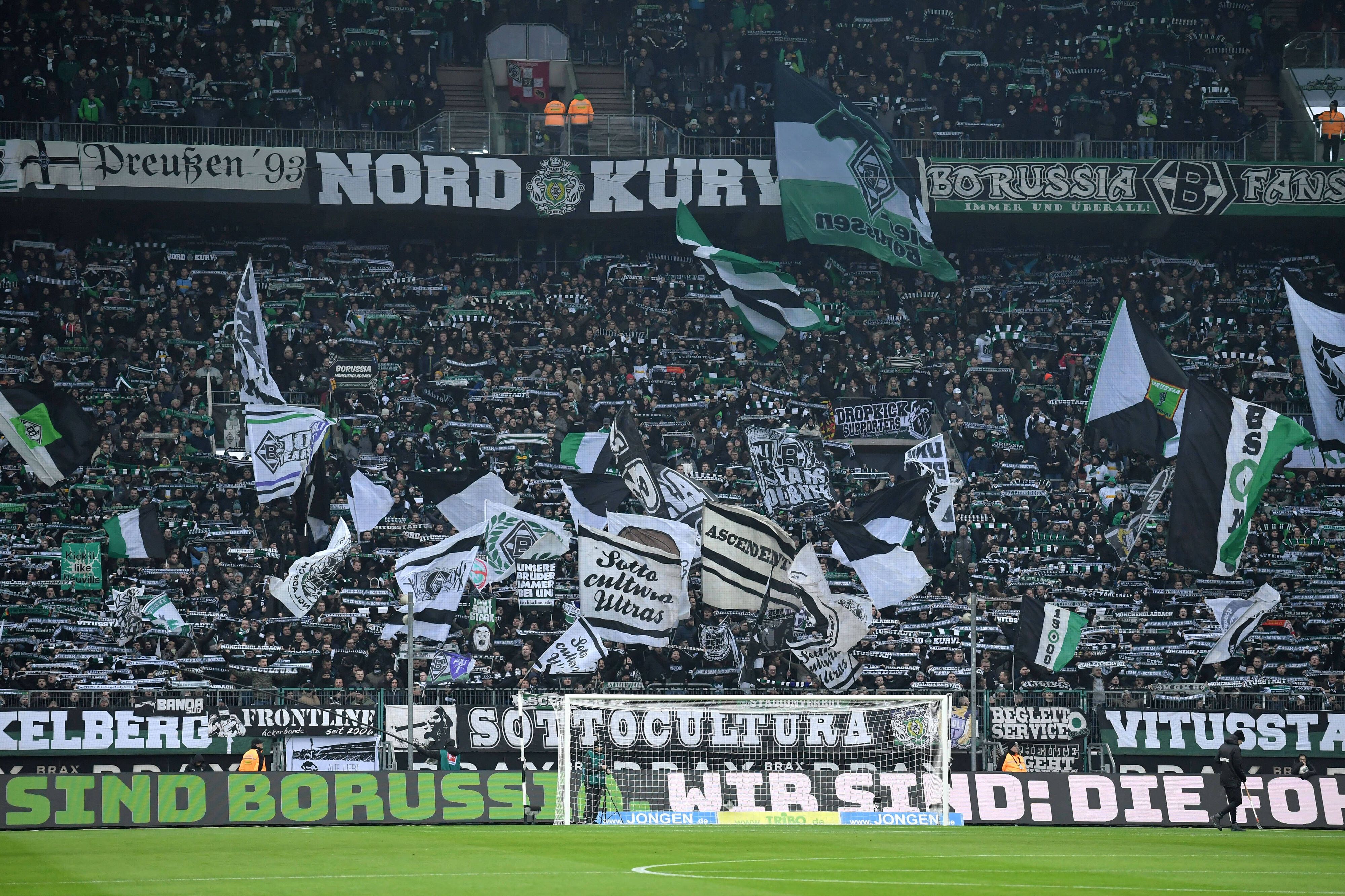 Gladbach muss beim ersten Bundesliga-Spiel der Saison 21/22 auf die Unterstützung der „Sottocultura“-Ultras verzichten. Das Foto zeigt die gut gefüllte Nordkurve im Borussia-Park am 25.01.2020,beim Bundesliga-Spiel gegen den FSV Mainz 05.