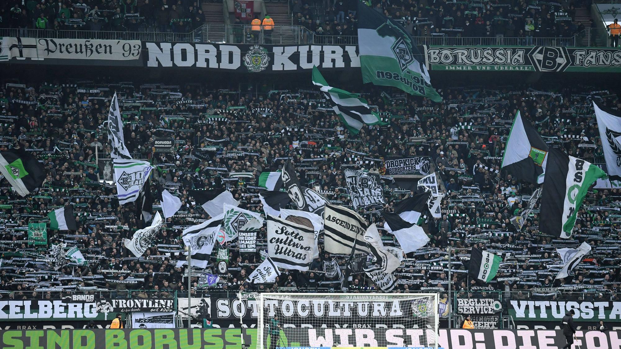 Gladbach muss beim ersten Bundesliga-Spiel der Saison 21/22 auf die Unterstützung der „Sottocultura“-Ultras verzichten. Das Foto zeigt die gut gefüllte Nordkurve im Borussia-Park am 25.01.2020,beim Bundesliga-Spiel gegen den FSV Mainz 05.