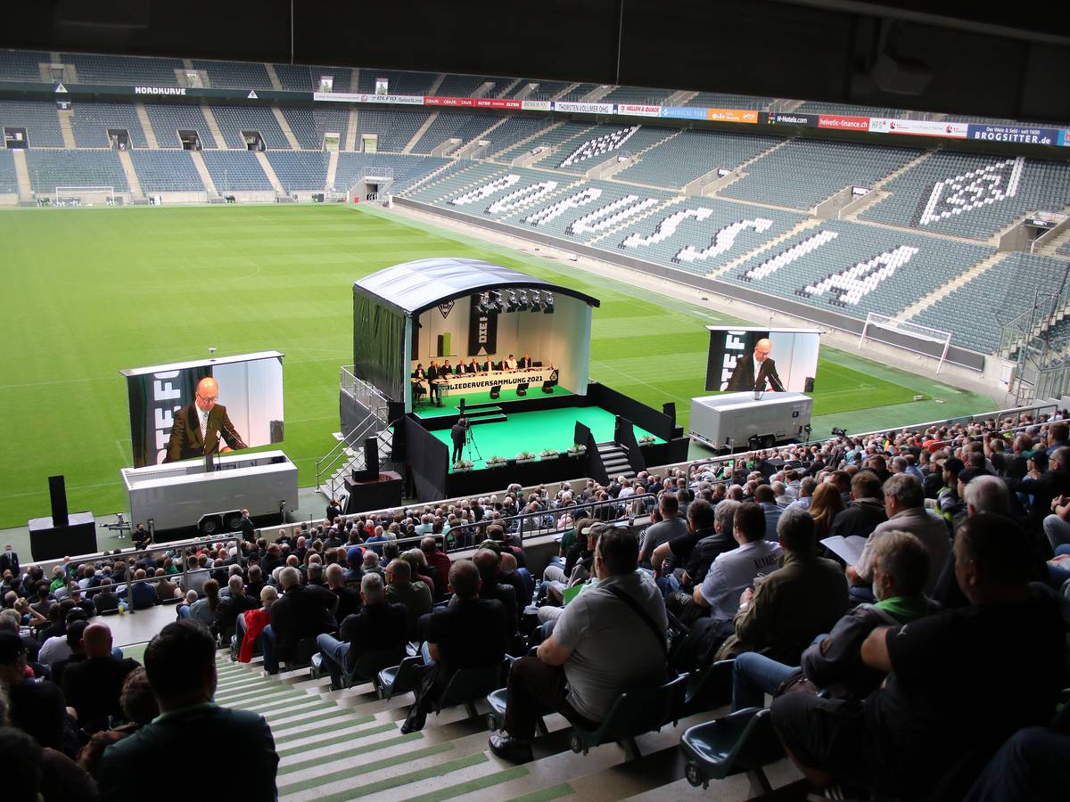 Mitglieder von Borussia Mönchengladbach sitzen auf der Südtribüne des Borussia-Parks und hören zu, was das Präsidium des VfL zu berichten hat.