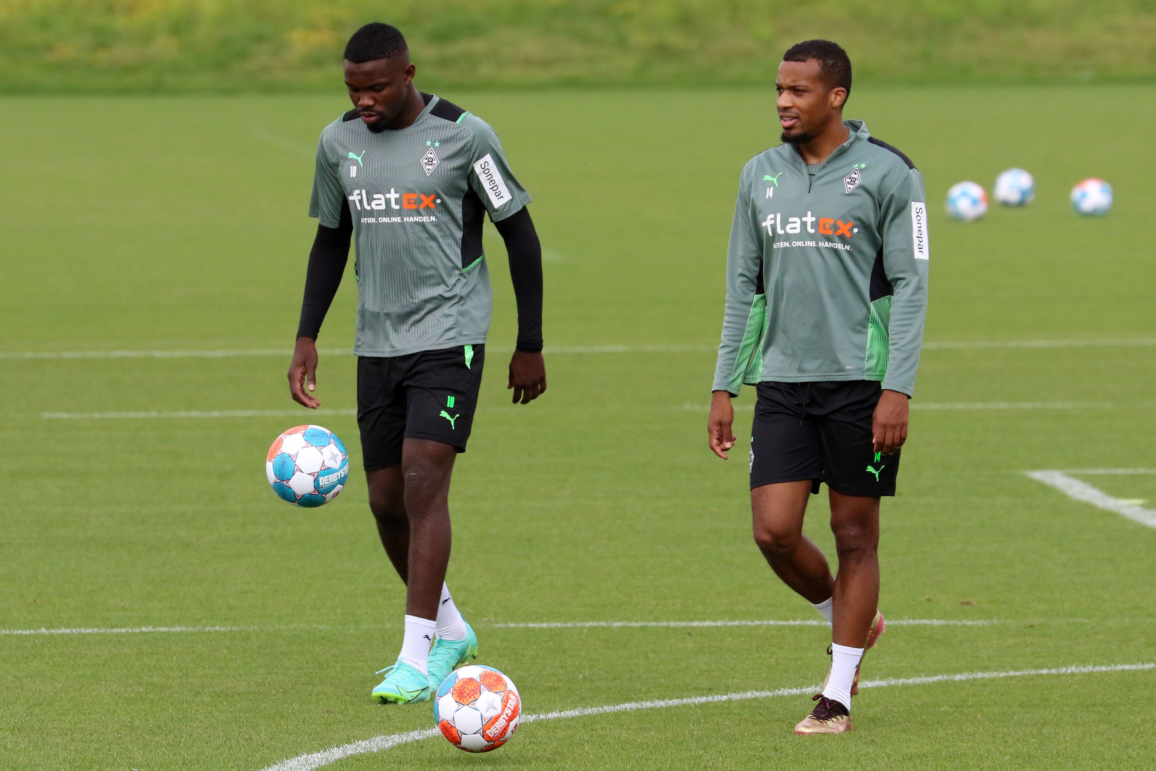 Borussias Franzosen Marcus Thuram (li.) und Alassane Plea (re.), hier zu sehen beim Training am 11. August 2021.