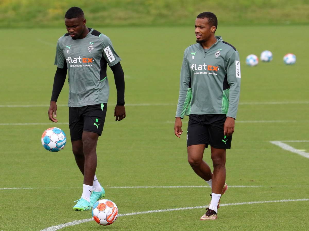 Die beiden Gladbach-Stürmer Marcus Thuram (l.) und Alassane Plea (r.) gehen am Mittwoch (11. August 2021) über das Trainingsgelände im Borussia-Park.