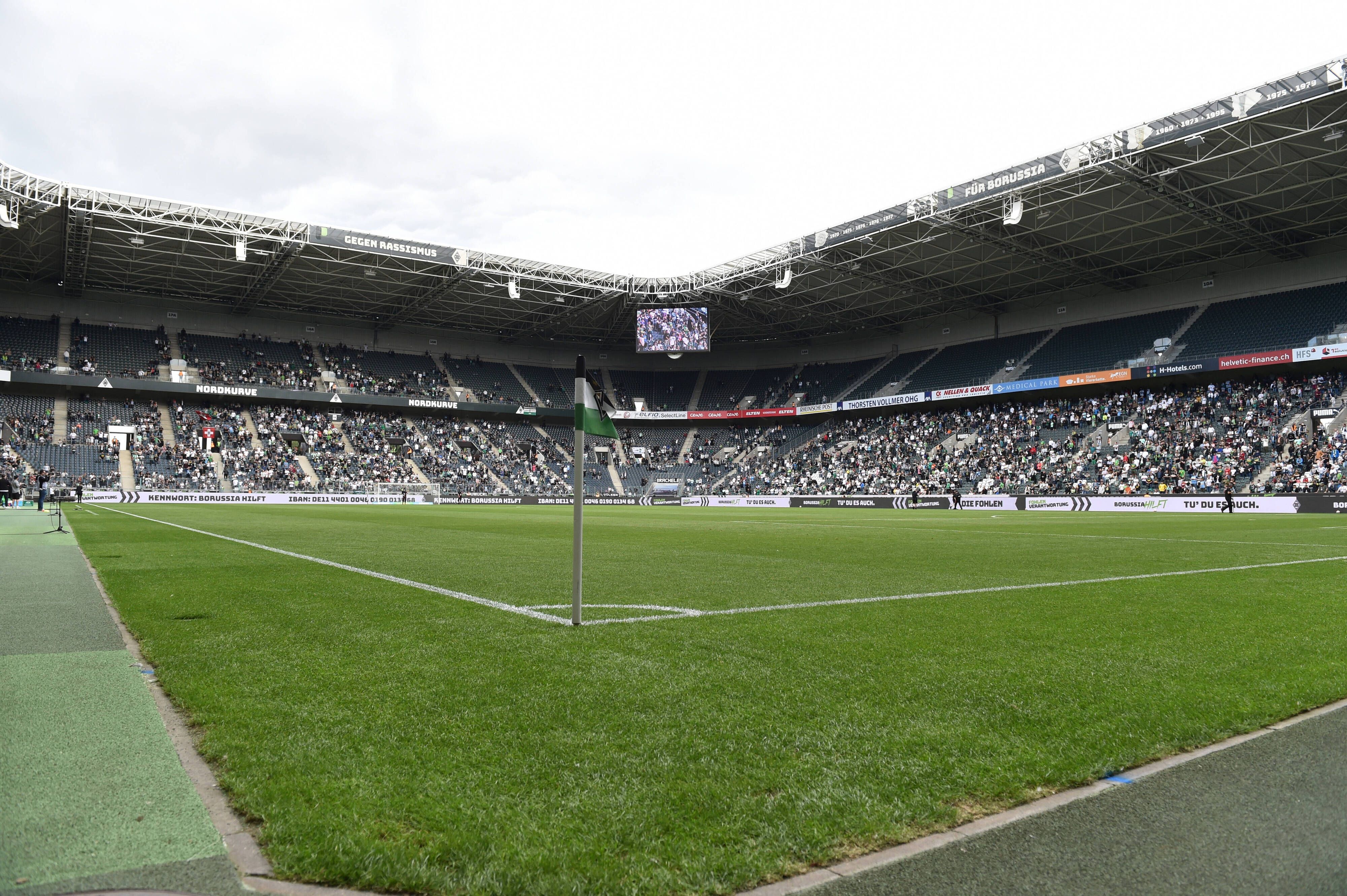 Zuschauer im Gladbacher Borussia-Park am 31. Juli 2021. Im Vordergrund ist eine Eckfahne zu sehen.