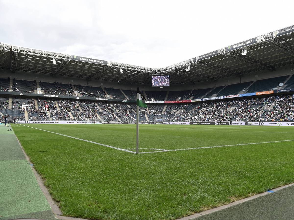 Zuschauer im Gladbacher Borussia-Park am 31. Juli 2021. Im Vordergrund ist eine Eckfahne zu sehen.