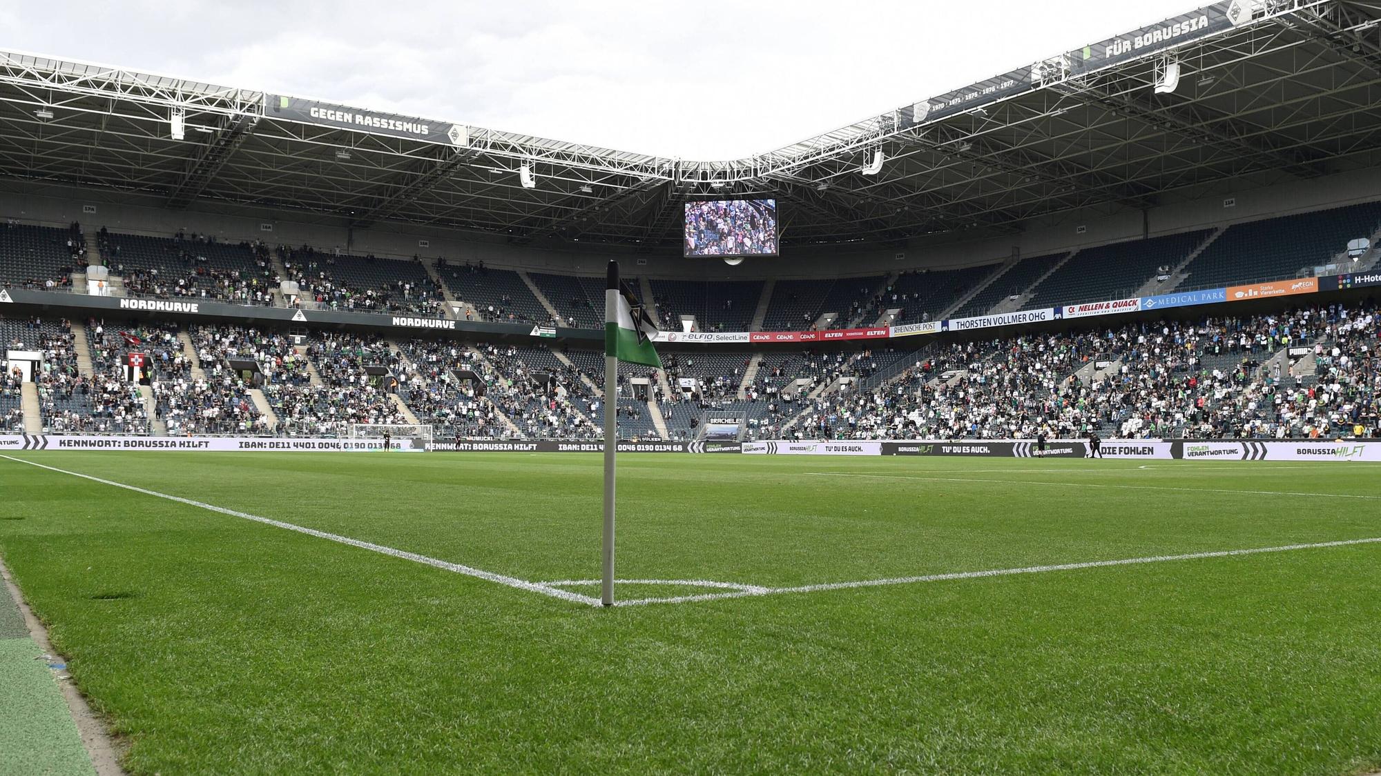 Zuschauer im Gladbacher Borussia-Park am 31. Juli 2021. Im Vordergrund ist eine Eckfahne zu sehen.