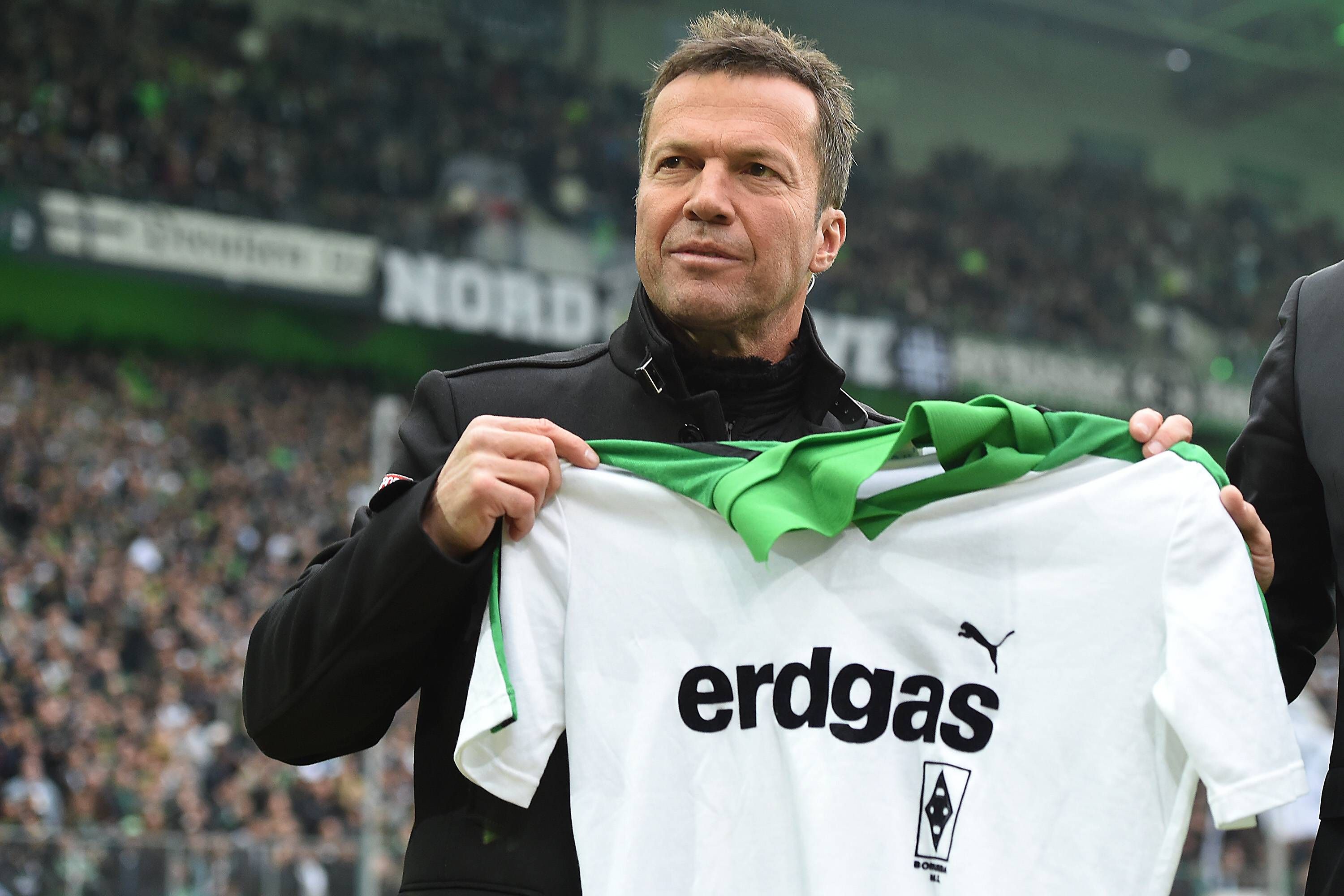 Lothar Matthäus mit seinem alten Trikot von Borussia Mönchengladbach. Dieses Foto zeigt den Weltmeister und Weltfußballer am 22. April 2017 im Borussia-Park. Matthäus hält das weiße Trikot Richtung Kameras und lächelt derweil.