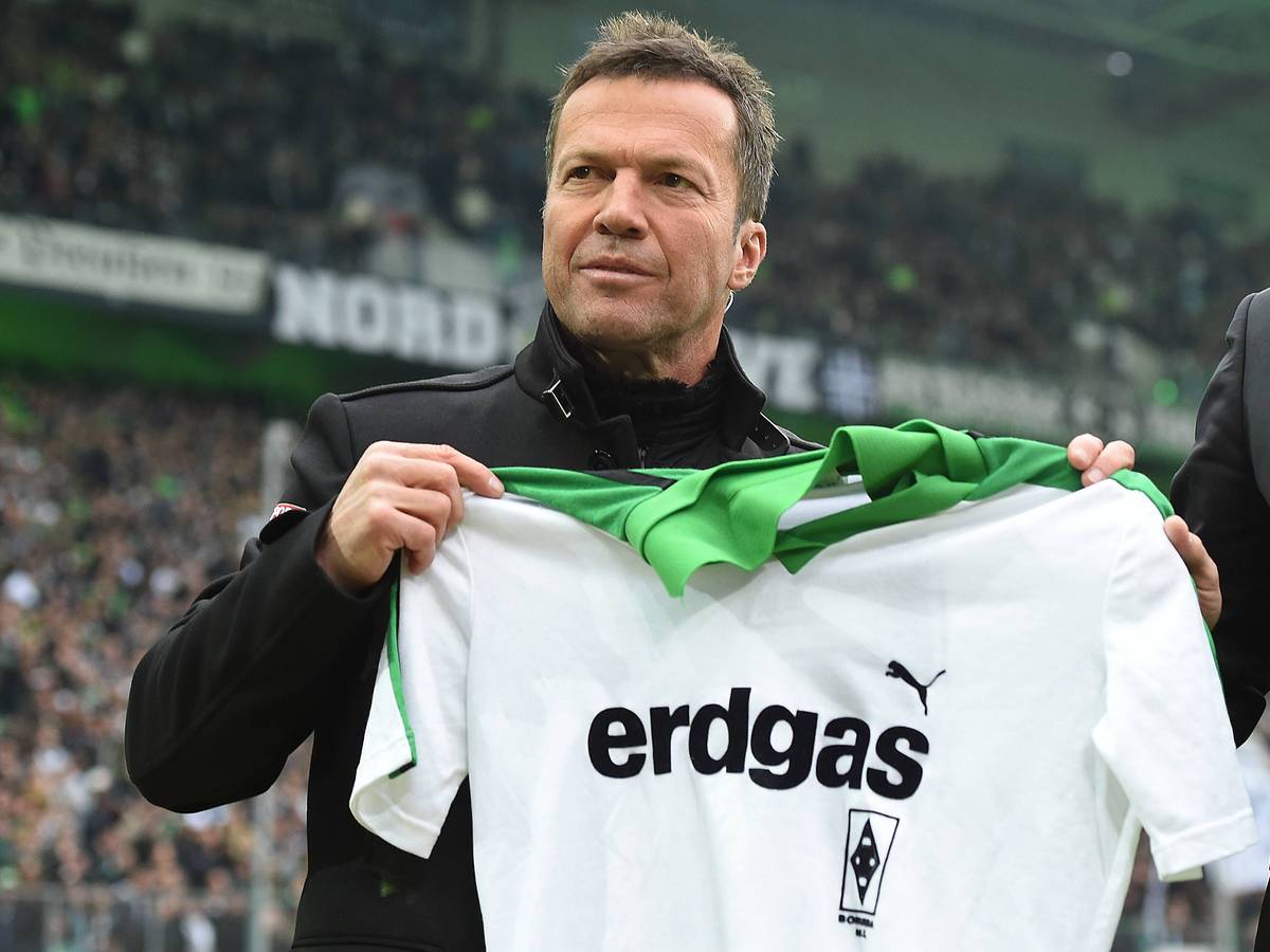 Lothar Matthäus mit seinem alten Trikot von Borussia Mönchengladbach. Dieses Foto zeigt den Weltmeister und Weltfußballer am 22. April 2017 im Borussia-Park. Matthäus hält das weiße Trikot Richtung Kameras und lächelt derweil.