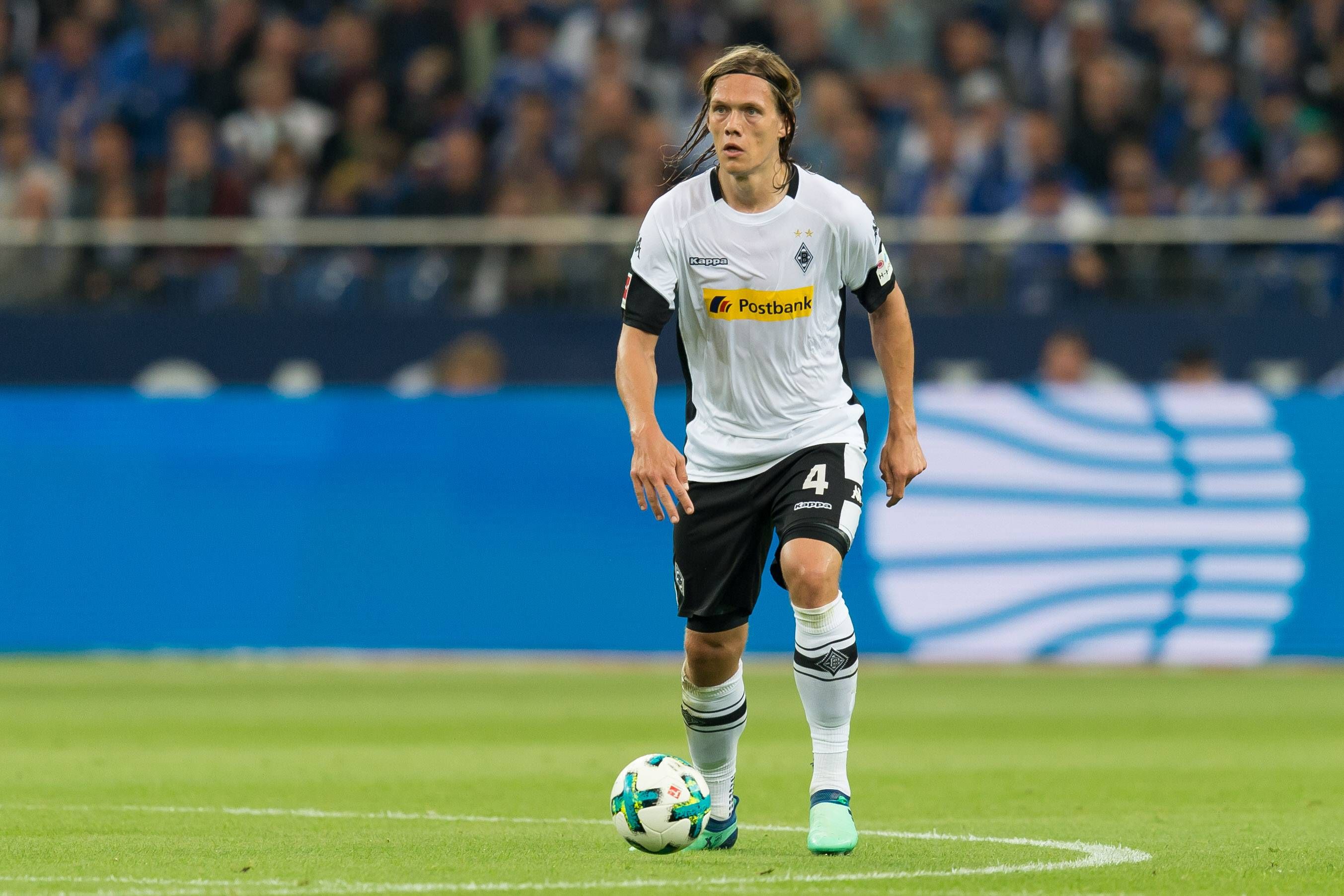 Der dänische Innenverteidiger Jannik Vestergaard im Trikot der Gladbacher Borussia. Hier zu sehen beim Bundesliga-Duell am 28. April 2018 auf Schalke. Vestergaard hat den Ball am Fuß und schaut auf das Spielgeschehen.