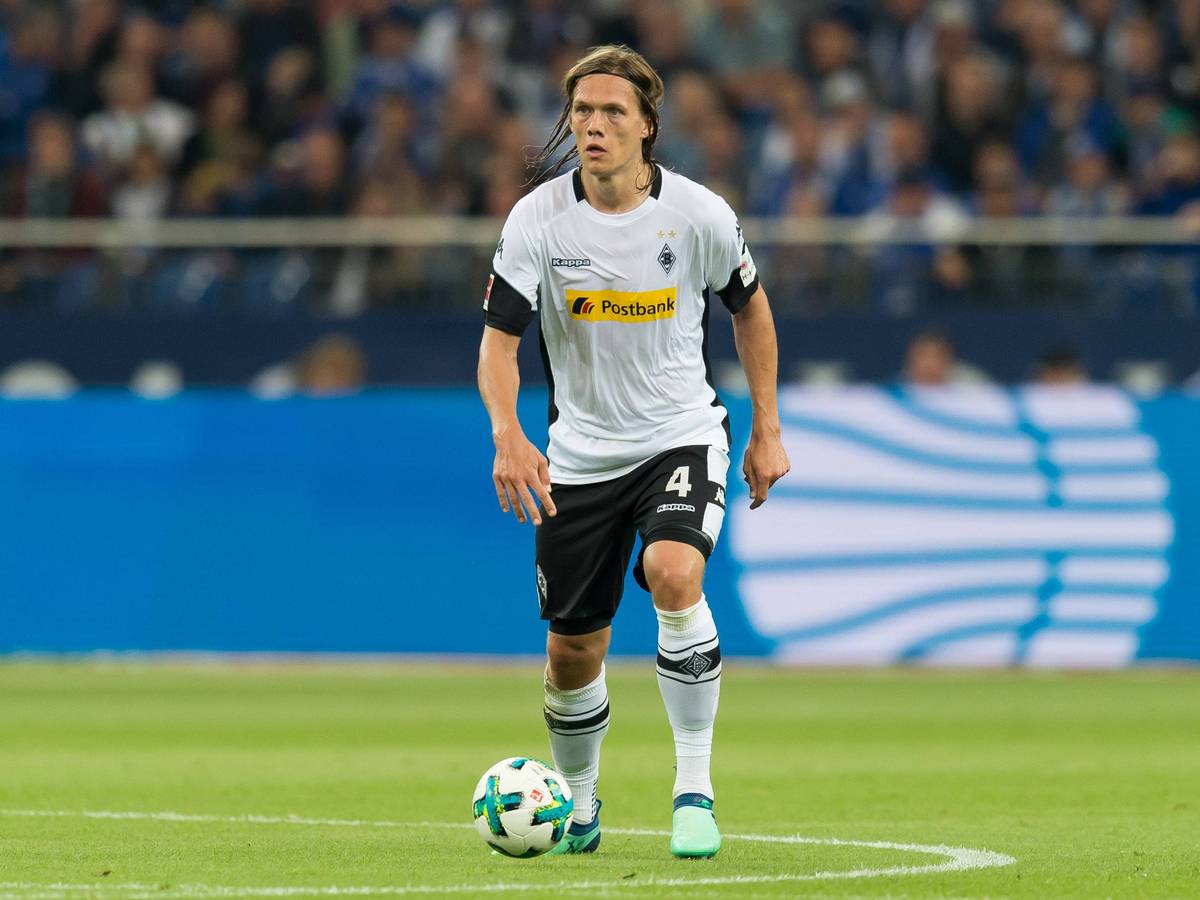 Der dänische Innenverteidiger Jannik Vestergaard im Trikot der Gladbacher Borussia. Hier zu sehen beim Bundesliga-Duell am 28. April 2018 auf Schalke. Vestergaard hat den Ball am Fuß und schaut auf das Spielgeschehen.