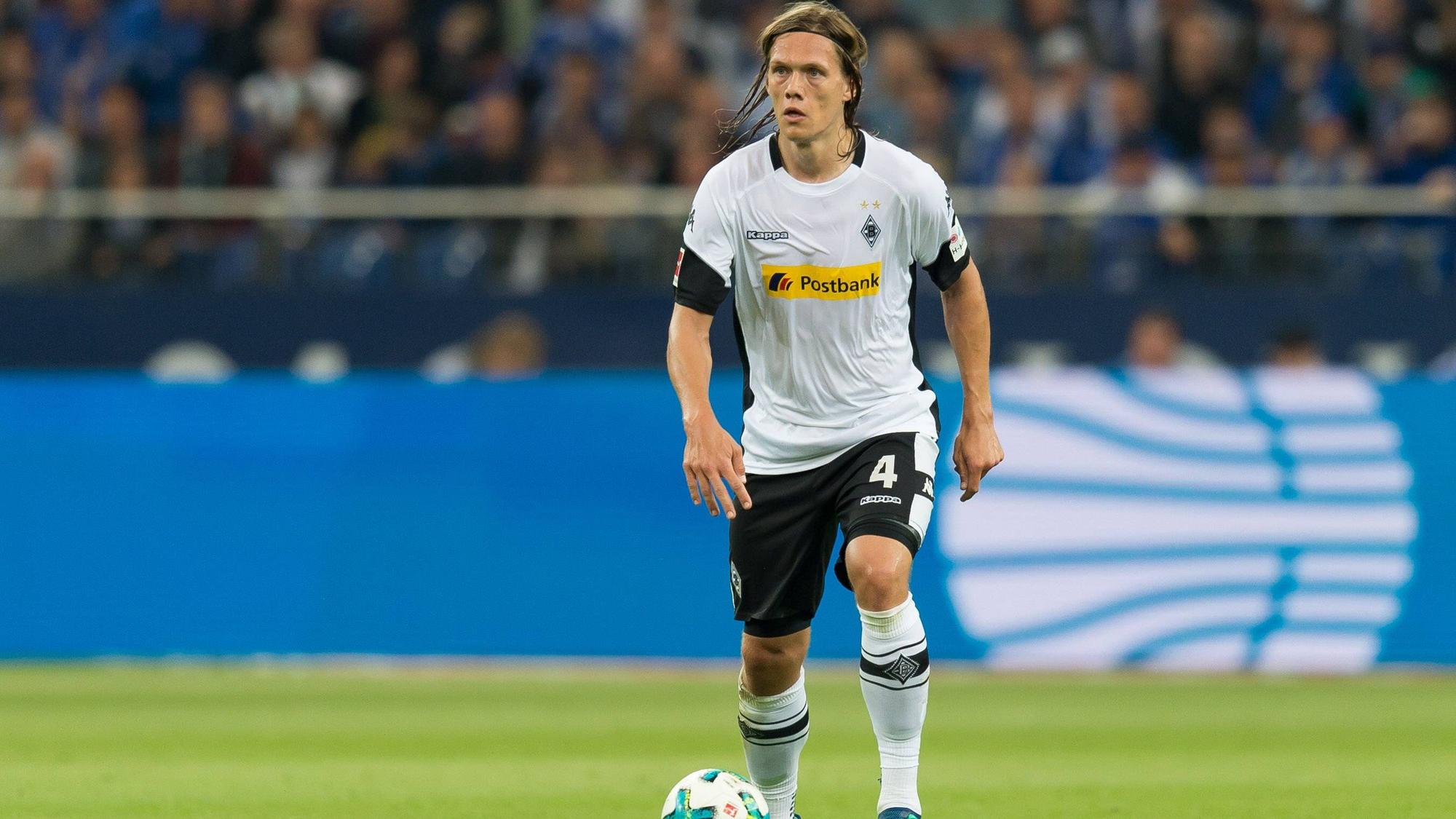 Der dänische Innenverteidiger Jannik Vestergaard im Trikot der Gladbacher Borussia. Hier zu sehen beim Bundesliga-Duell am 28. April 2018 auf Schalke. Vestergaard hat den Ball am Fuß und schaut auf das Spielgeschehen.