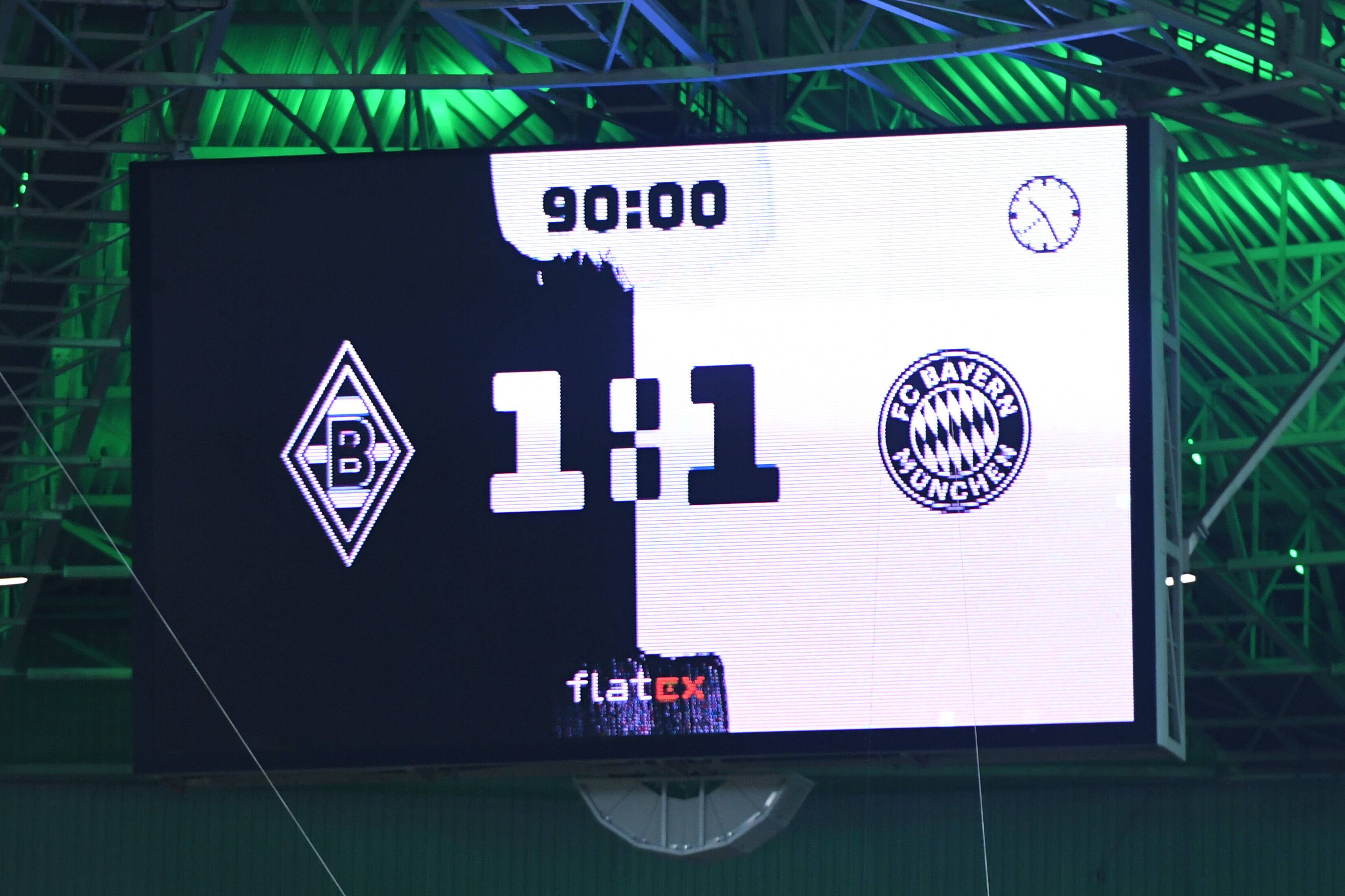 Die Anzeigetafel im Borussia-Park zeigt am Freitagabend (13. August 2021) das 1:1-Endergebnis im Bundesliga-Eröffnungsspiel zwischen Gladbach und Bayern München an.