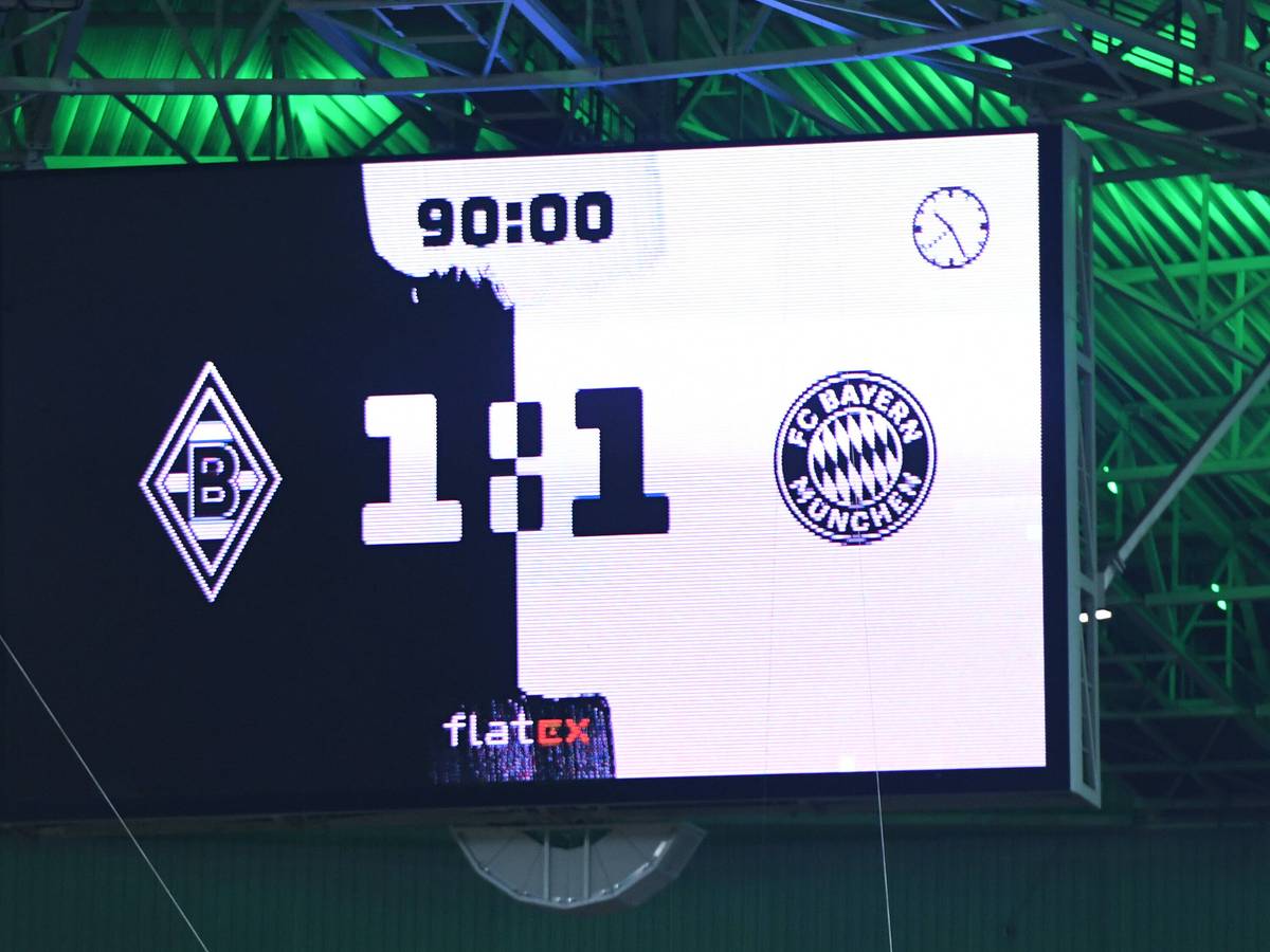 Die Anzeigetafel im Borussia-Park zeigt am Freitagabend (13. August 2021) das 1:1-Endergebnis im Bundesliga-Eröffnungsspiel zwischen Gladbach und Bayern München an.