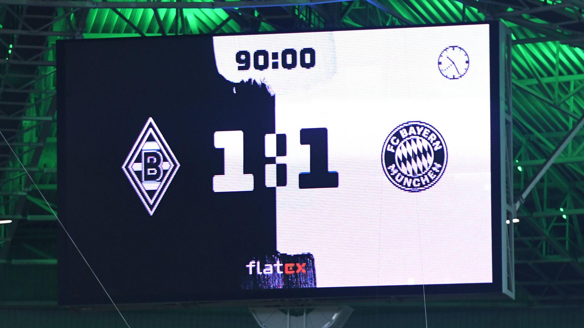 Die Anzeigetafel im Borussia-Park zeigt am Freitagabend (13. August 2021) das 1:1-Endergebnis im Bundesliga-Eröffnungsspiel zwischen Gladbach und Bayern München an.