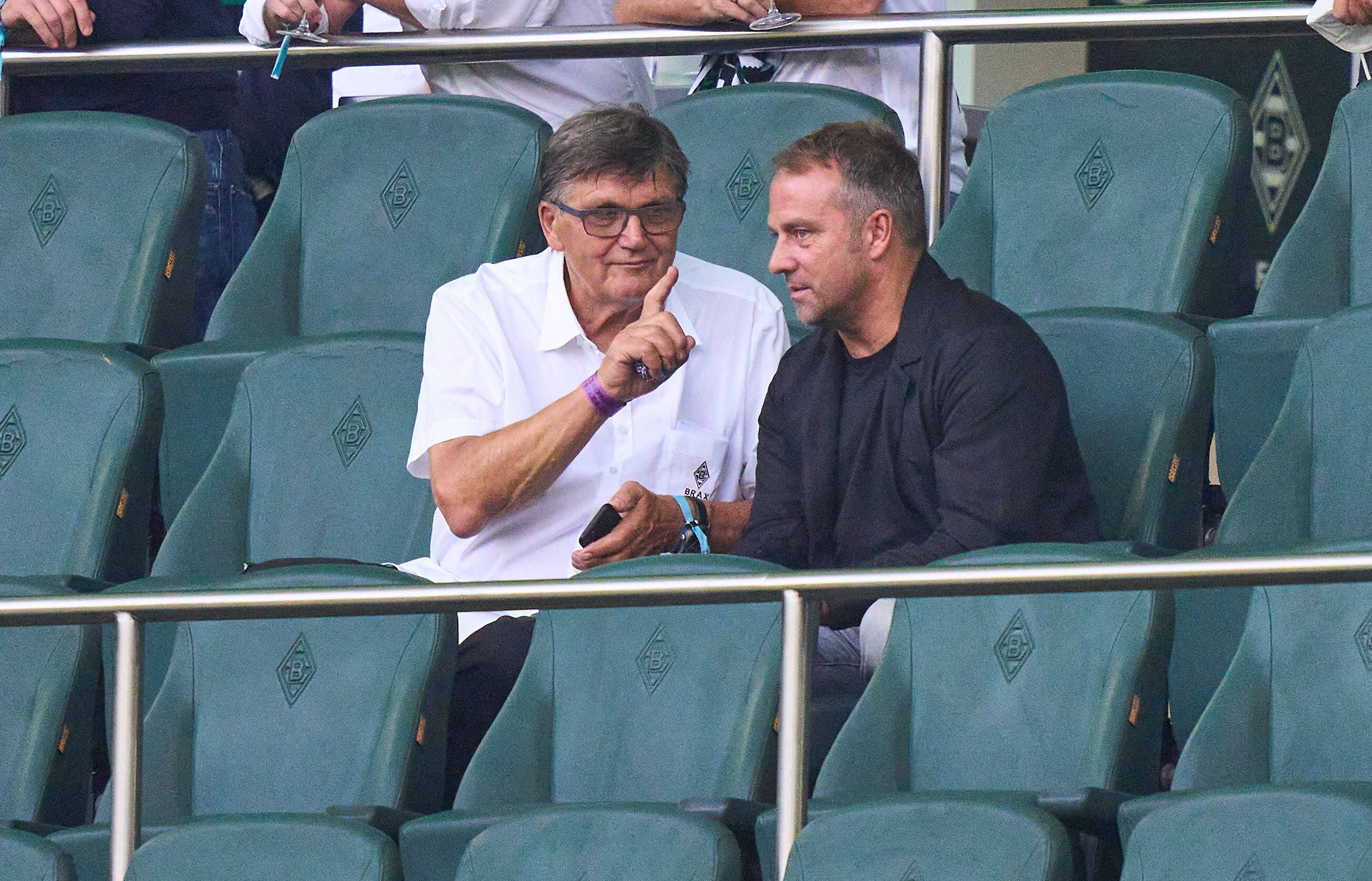 Bundestrainer Hansi Flick (r.) unterhält sich am 13. August 2021 auf der Tribüne im Borussia-Park mit Gladbachs Präsidiums-Mitglied Hans Meyer (l.). Beide sehen ein 1:1 zwischen der Fohlen-Elf und Meister Bayern München.