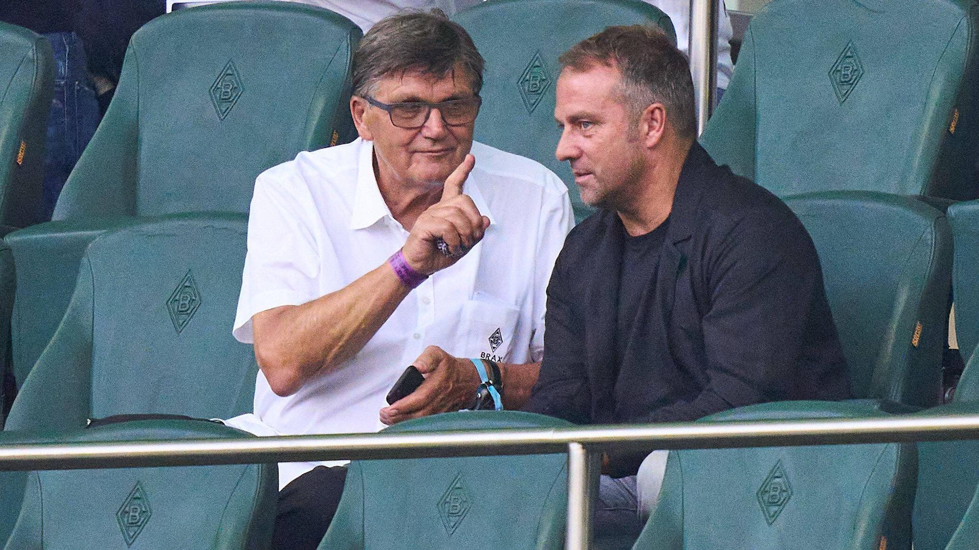 Bundestrainer Hansi Flick (r.) unterhält sich am 13. August 2021 auf der Tribüne im Borussia-Park mit Gladbachs Präsidiums-Mitglied Hans Meyer (l.). Beide sehen ein 1:1 zwischen der Fohlen-Elf und Meister Bayern München.