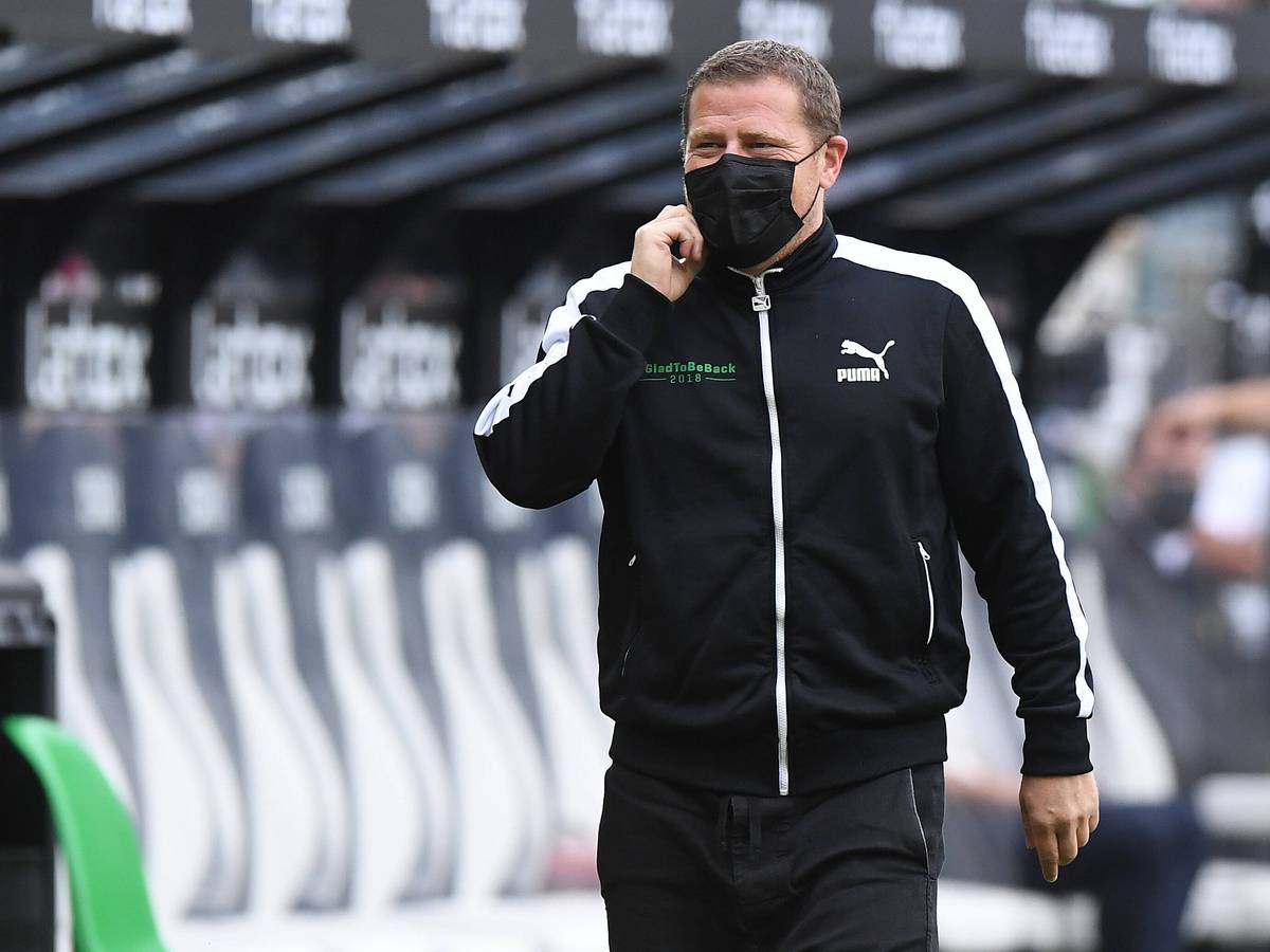 Gladbach-Manager Max Eberl beim Bundesliga-Auftakt der Fohlen-Elf am Freitag (13. August 2021) im Borussia-Park gegen Meister Bayern München an der Seitenlinie.