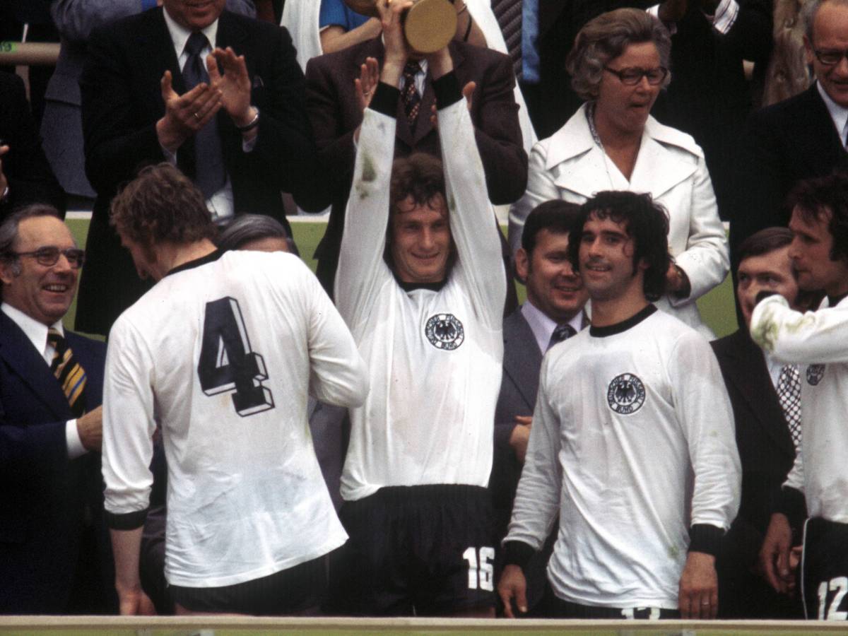 WM 1974, Siegerehrung Weltmeister BR Deutschland - Rainer Bonhof präsentiert den Pokal, daneben Hans Georg -Katsche- Schwarzenbeck, Gerd Müller und Wolfgang Overath
World Cup 1974 Award Ceremony World Champion BR Germany Rainer Bonhof presents the Cup next to it Hans Georg Katsche Schwarzenbeck Gerd Mueller and Wolfgang Overath