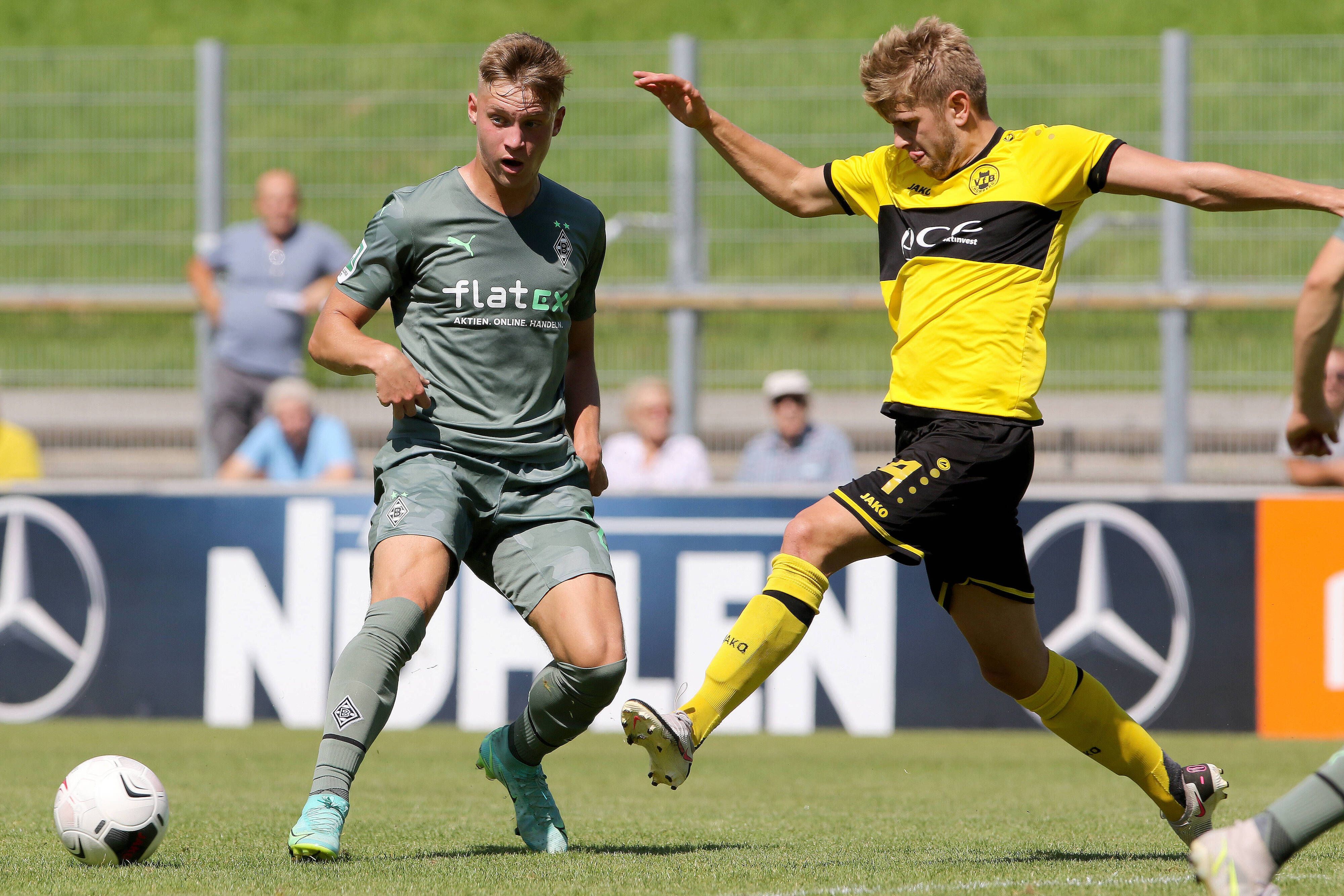 Gladbach-Neuzugang Luca Netz im Zweikampf mit Hombergs Thorsten Kogel am 14. August 2021 beim 1. Spieltag der Regionalliga West.