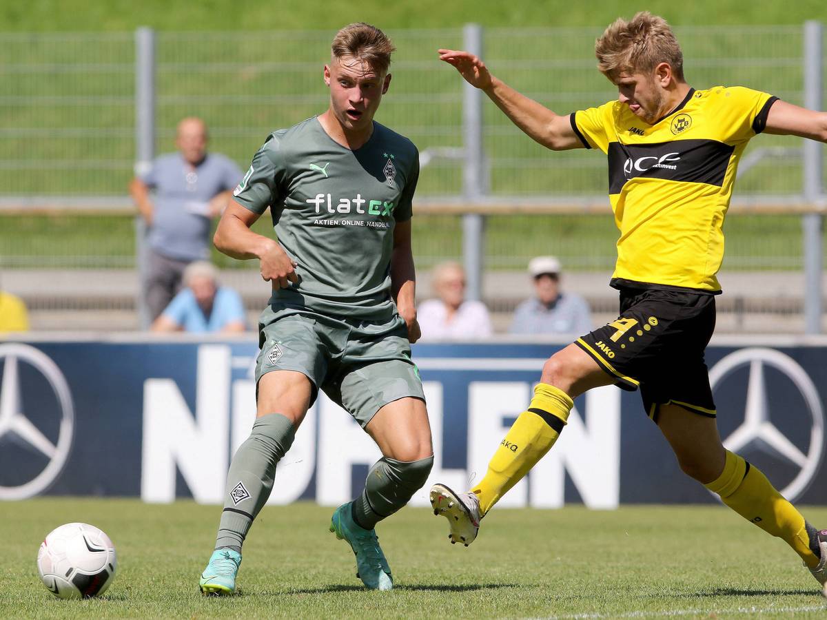 Gladbach-Neuzugang Luca Netz im Zweikampf mit Hombergs Thorsten Kogel am 14. August 2021 beim 1. Spieltag der Regionalliga West.