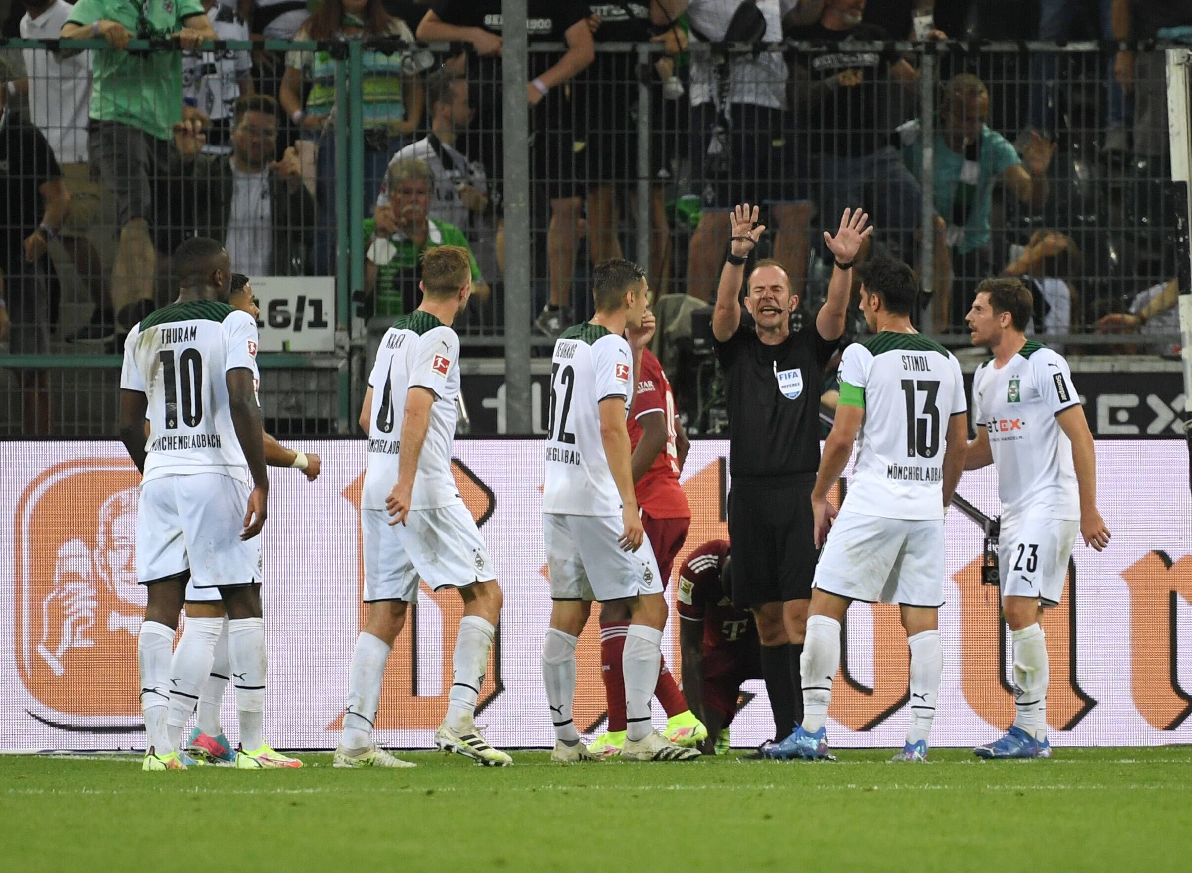 Jonas Hofmann Borussia Moenchengladbach, Lars Stindl Borussia Moenchengladbach, Florian Neuhaus Borussia Moenchengladbach, Christoph Kramer Borussia Moenchengladbach, Marcus Thuram Borussia Moenchengladbach reklamieren bei Schiedsrichter Marco Fritz 13.08.2021.