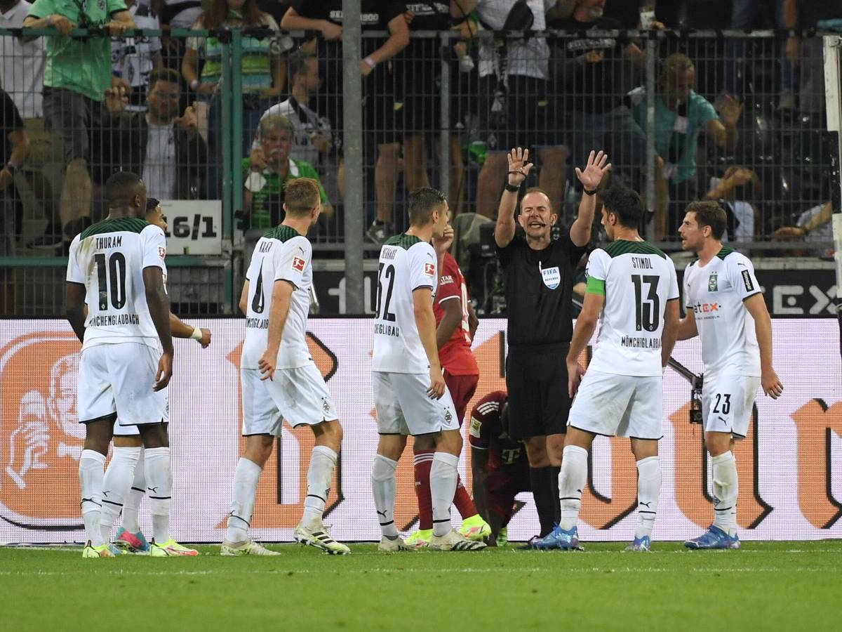 Jonas Hofmann Borussia Moenchengladbach, Lars Stindl Borussia Moenchengladbach, Florian Neuhaus Borussia Moenchengladbach, Christoph Kramer Borussia Moenchengladbach, Marcus Thuram Borussia Moenchengladbach reklamieren bei Schiedsrichter Marco Fritz 13.08.2021.