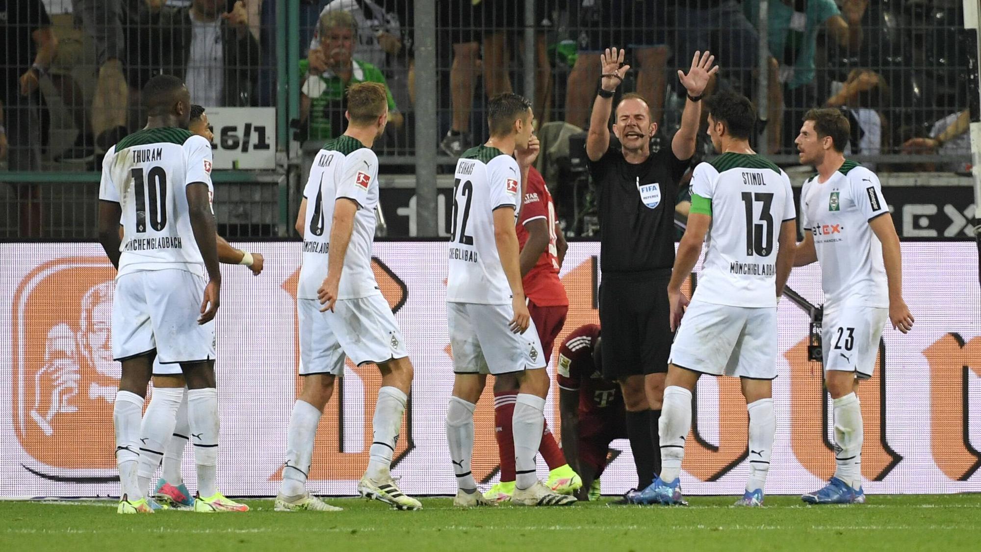 Jonas Hofmann Borussia Moenchengladbach, Lars Stindl Borussia Moenchengladbach, Florian Neuhaus Borussia Moenchengladbach, Christoph Kramer Borussia Moenchengladbach, Marcus Thuram Borussia Moenchengladbach reklamieren bei Schiedsrichter Marco Fritz 13.08.2021.