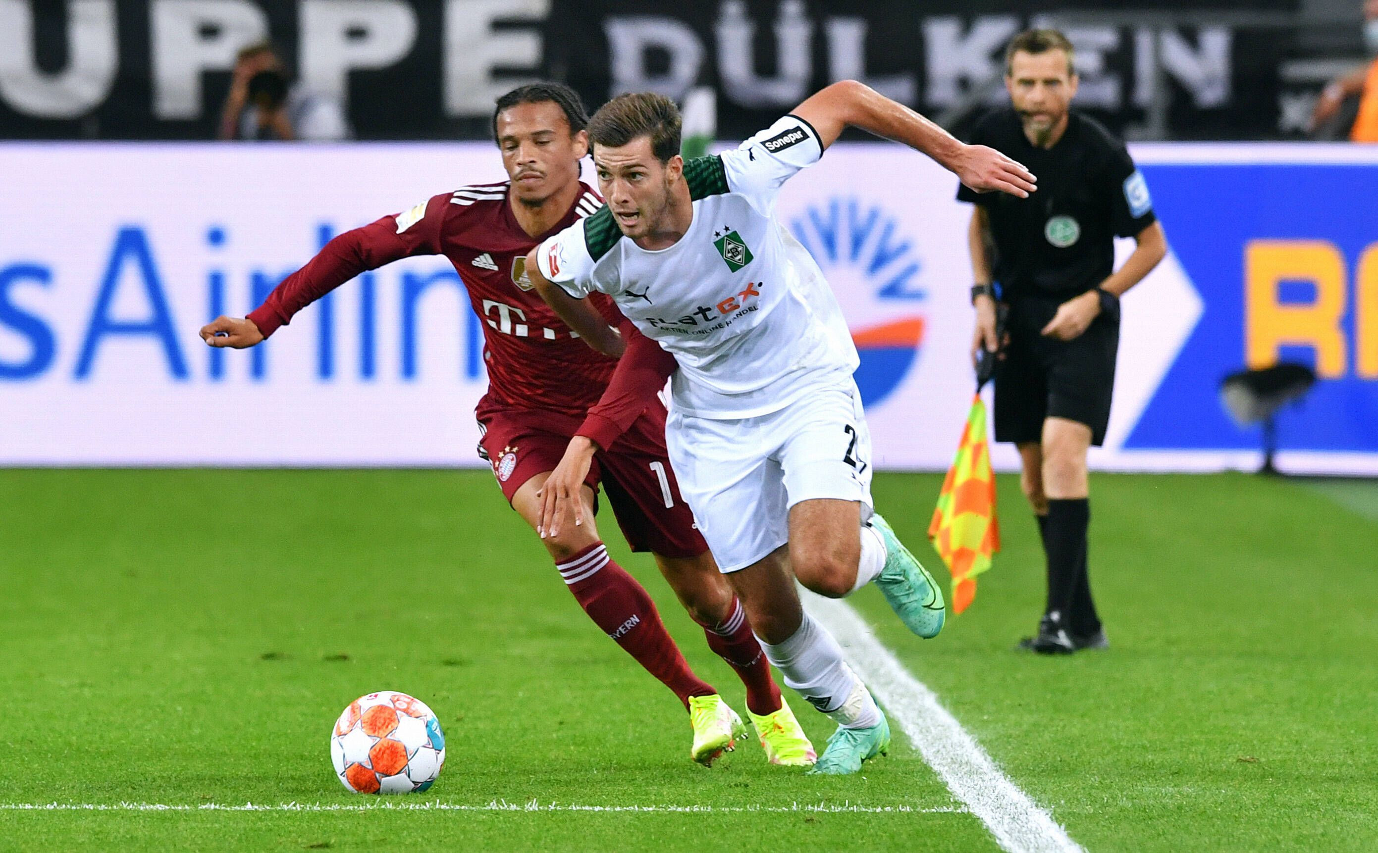 Gladbachs Joe Scally (r.) beim Bundesliga-Spiel gegen den FC Bayern München am 13. August 2021 im Zweikampf mit Leroy Sané.