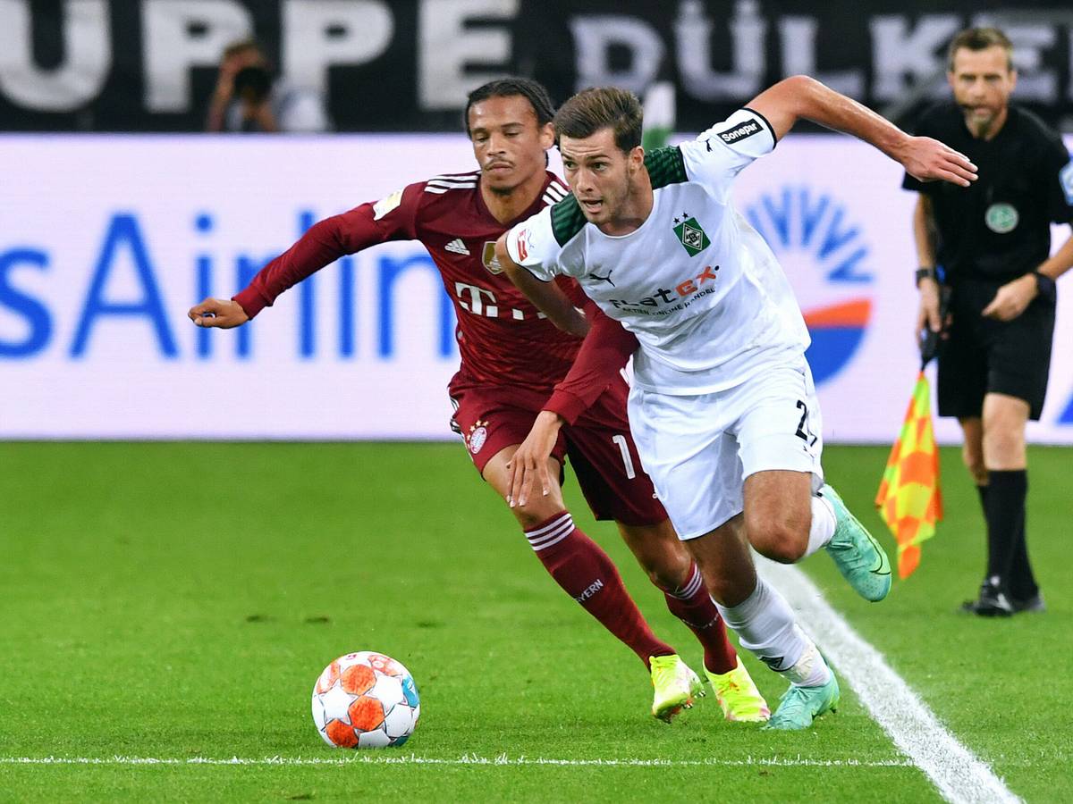 Gladbachs Joe Scally (r.) beim Bundesliga-Spiel gegen den FC Bayern München am 13. August 2021 im Zweikampf mit Leroy Sané.