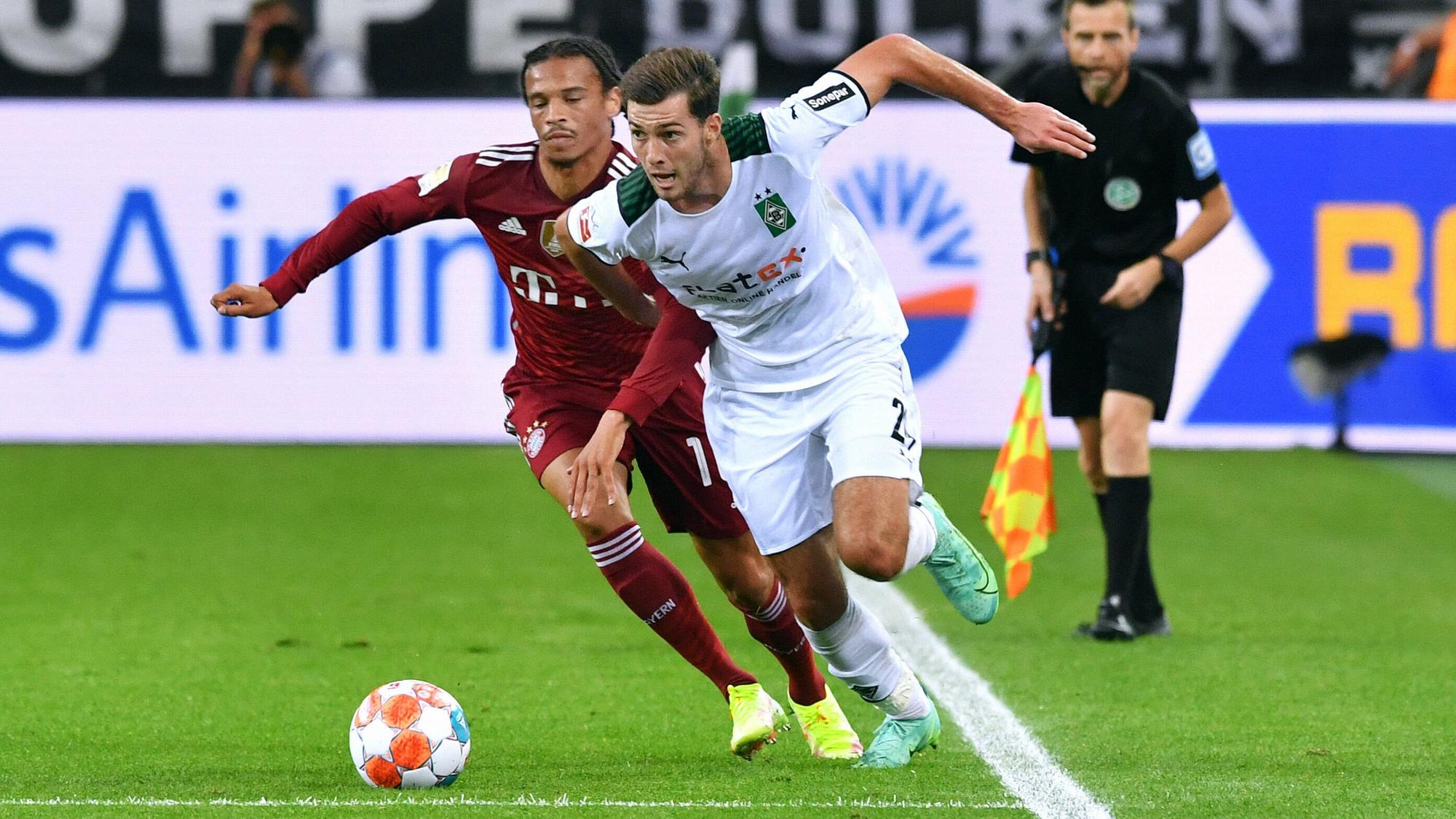 Gladbachs Joe Scally (r.) beim Bundesliga-Spiel gegen den FC Bayern München am 13. August 2021 im Zweikampf mit Leroy Sané.